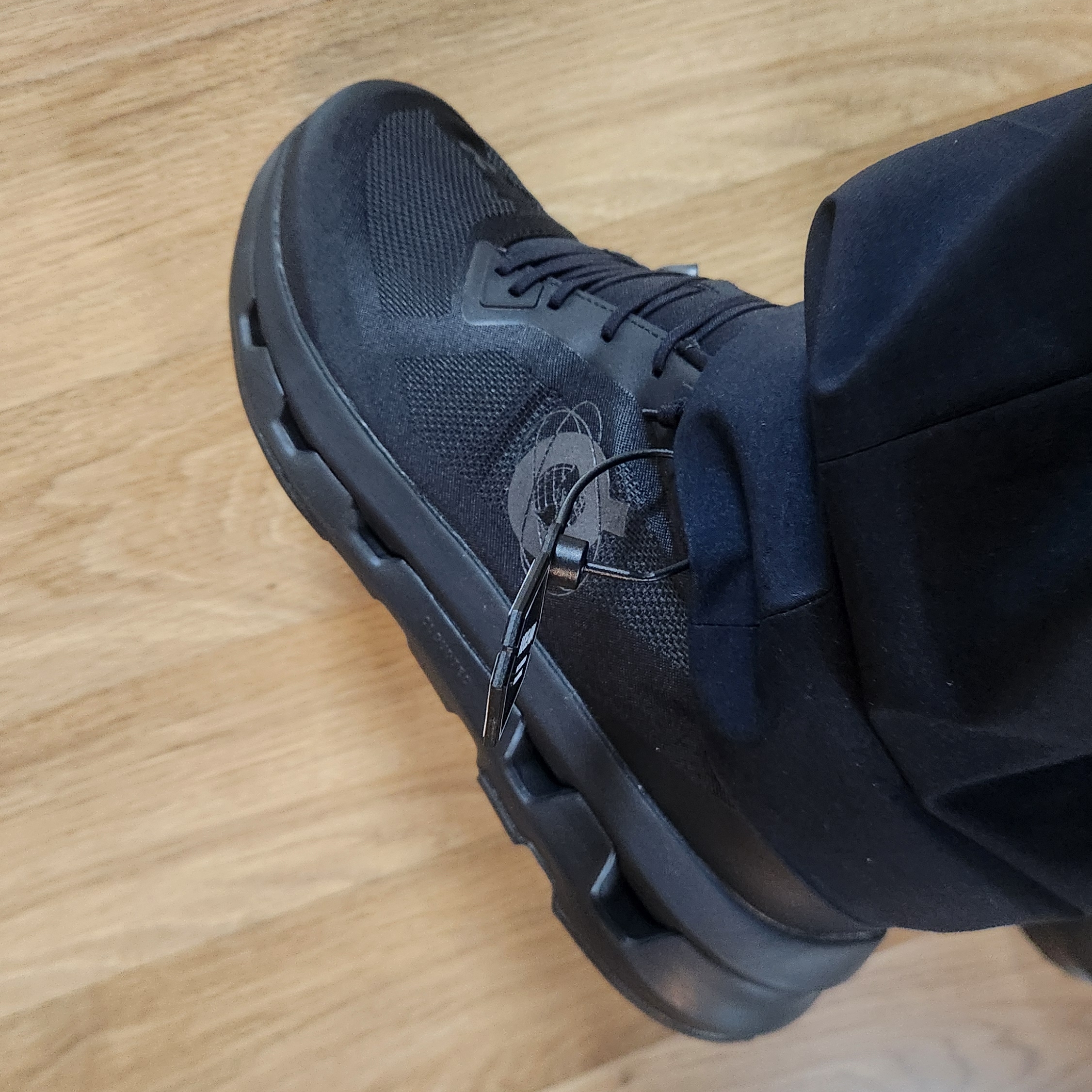 On Running x Kith Cloudzone Black 착용 스타일 - 3