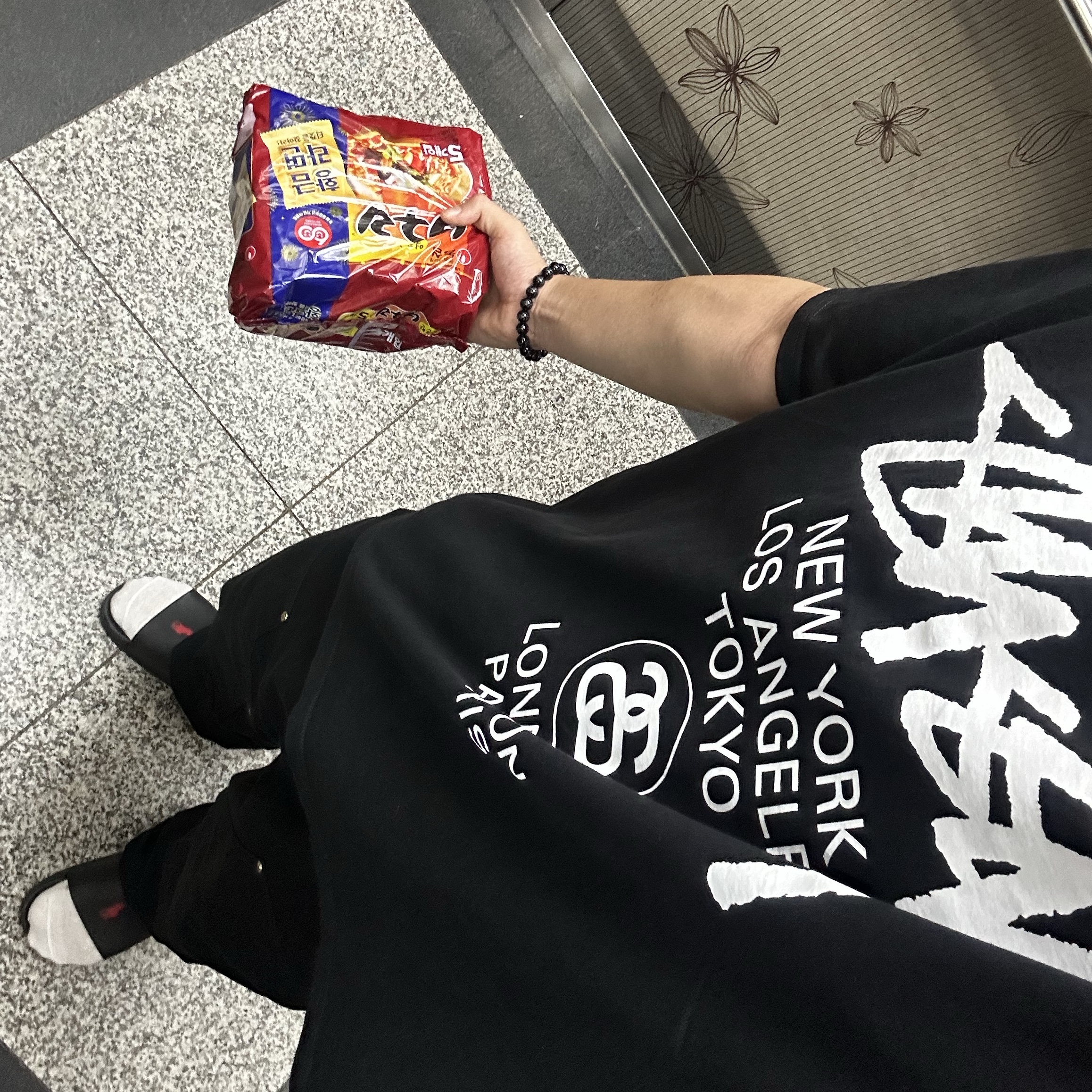 Stussy World Tour T-Shirt Black 2024,2025 착용 스타일
