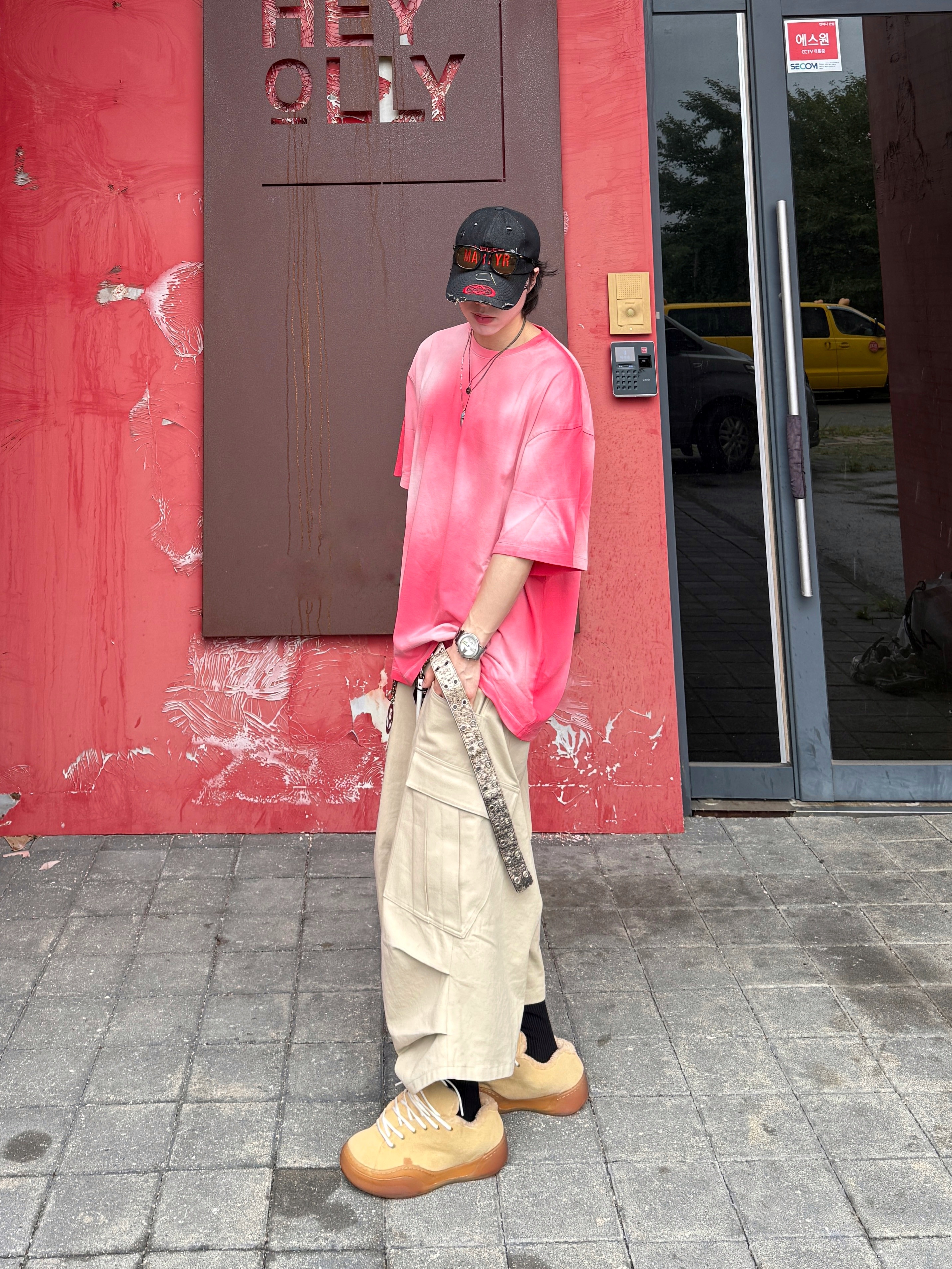 MJD x Kamien Double Hole Belt Oak Brown, Nonnod Back Detail T-Shirt Deep Pink 착용 스타일 - 6