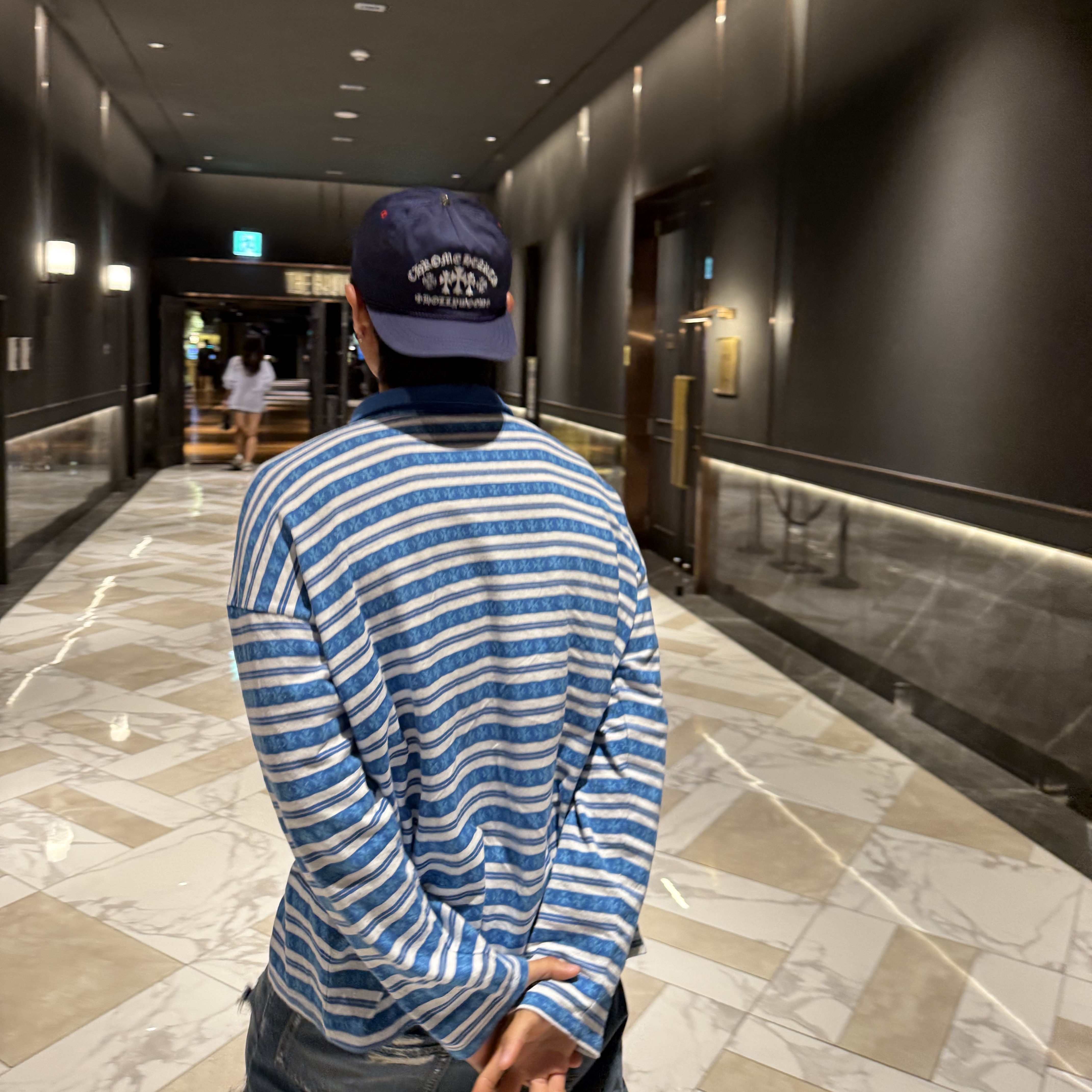 Chrome Hearts Gas Station Cemetery Trucker Hat Navy 착용 스타일 - 1