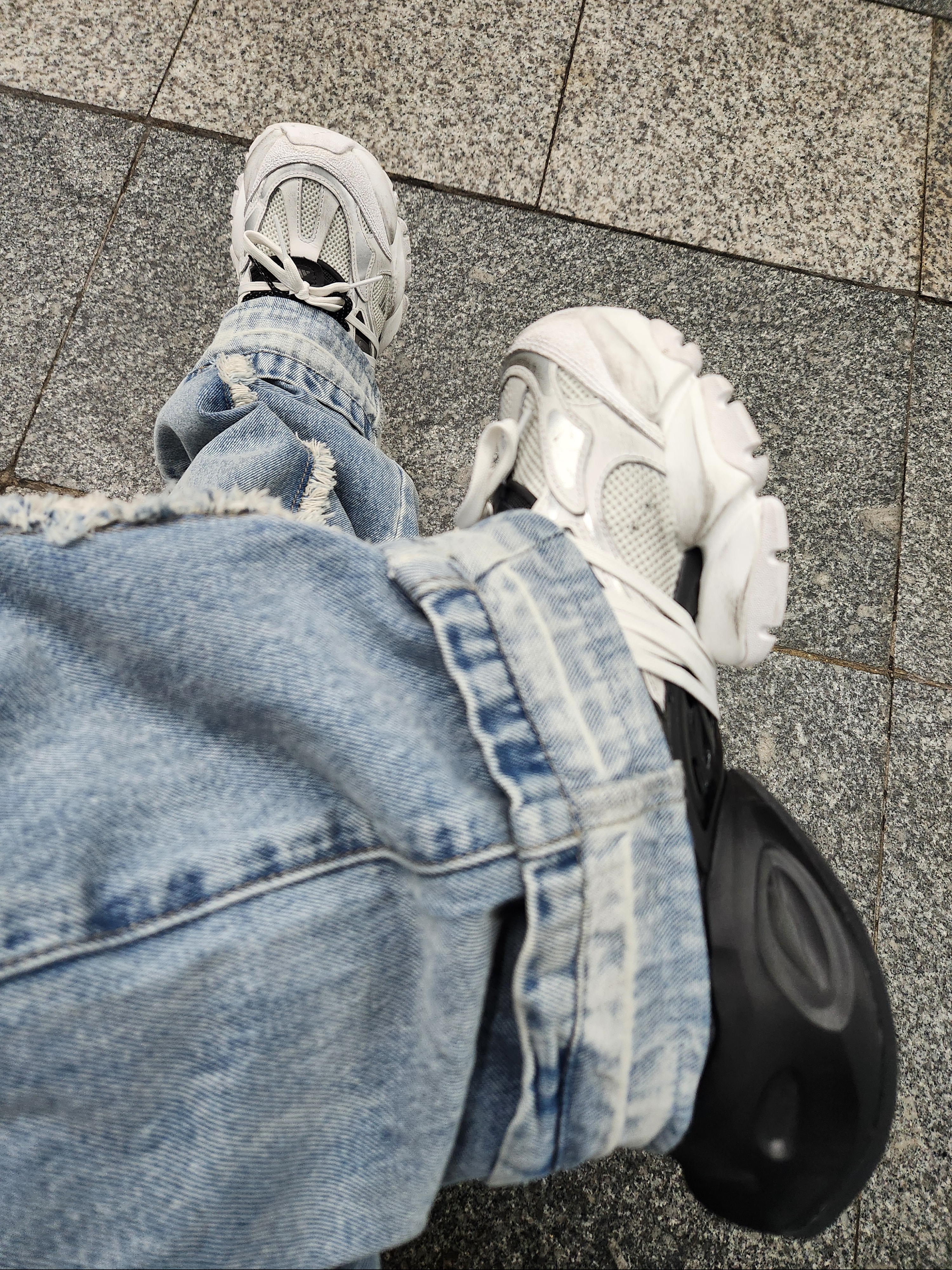 Adidas Vento XLG Runner Deluxe Sneakers White Black 착용 스타일 - 1