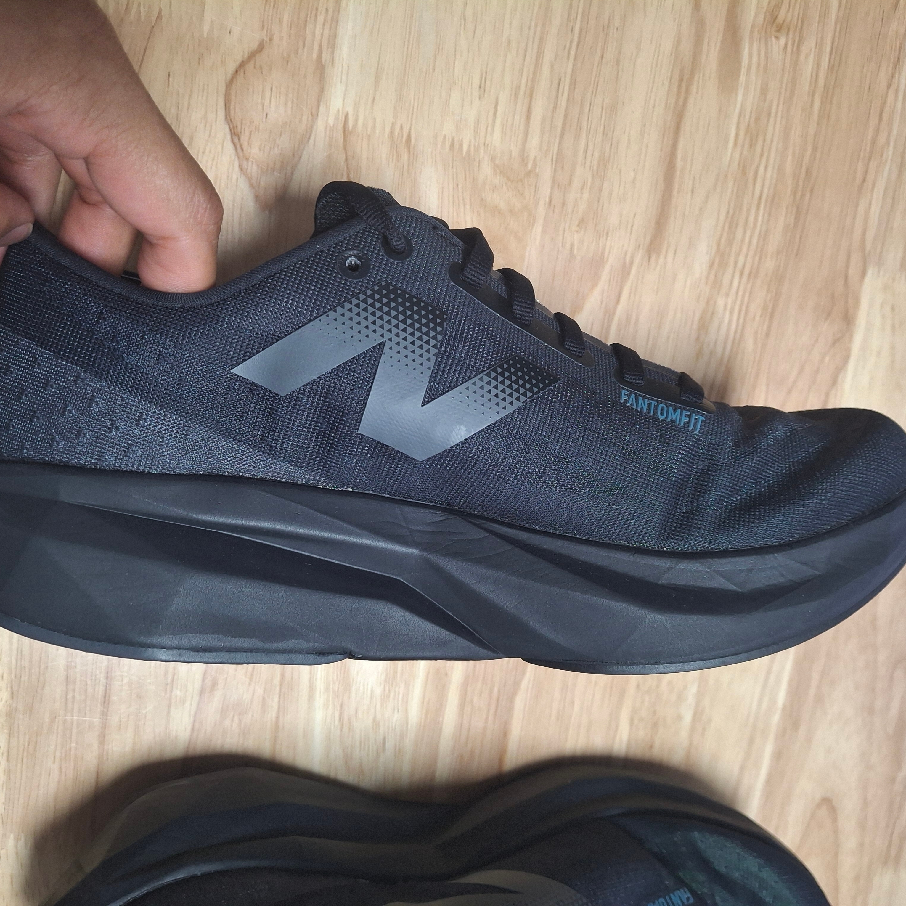 New Balance FuelCell Rebel v4 Black Graphic - 2E Wide 착용 스타일 - 4