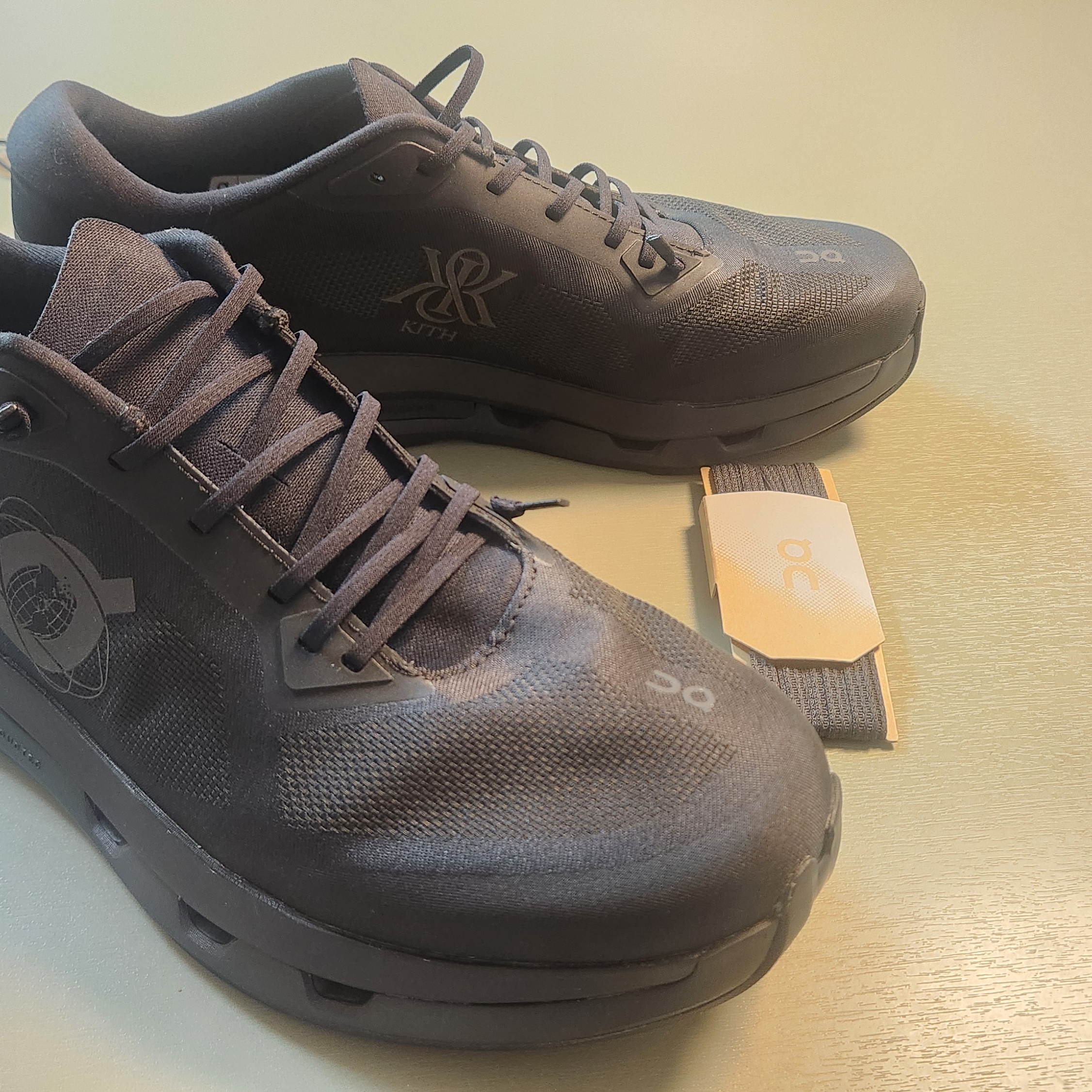 On Running x Kith Cloudzone Black 착용 스타일 - 4