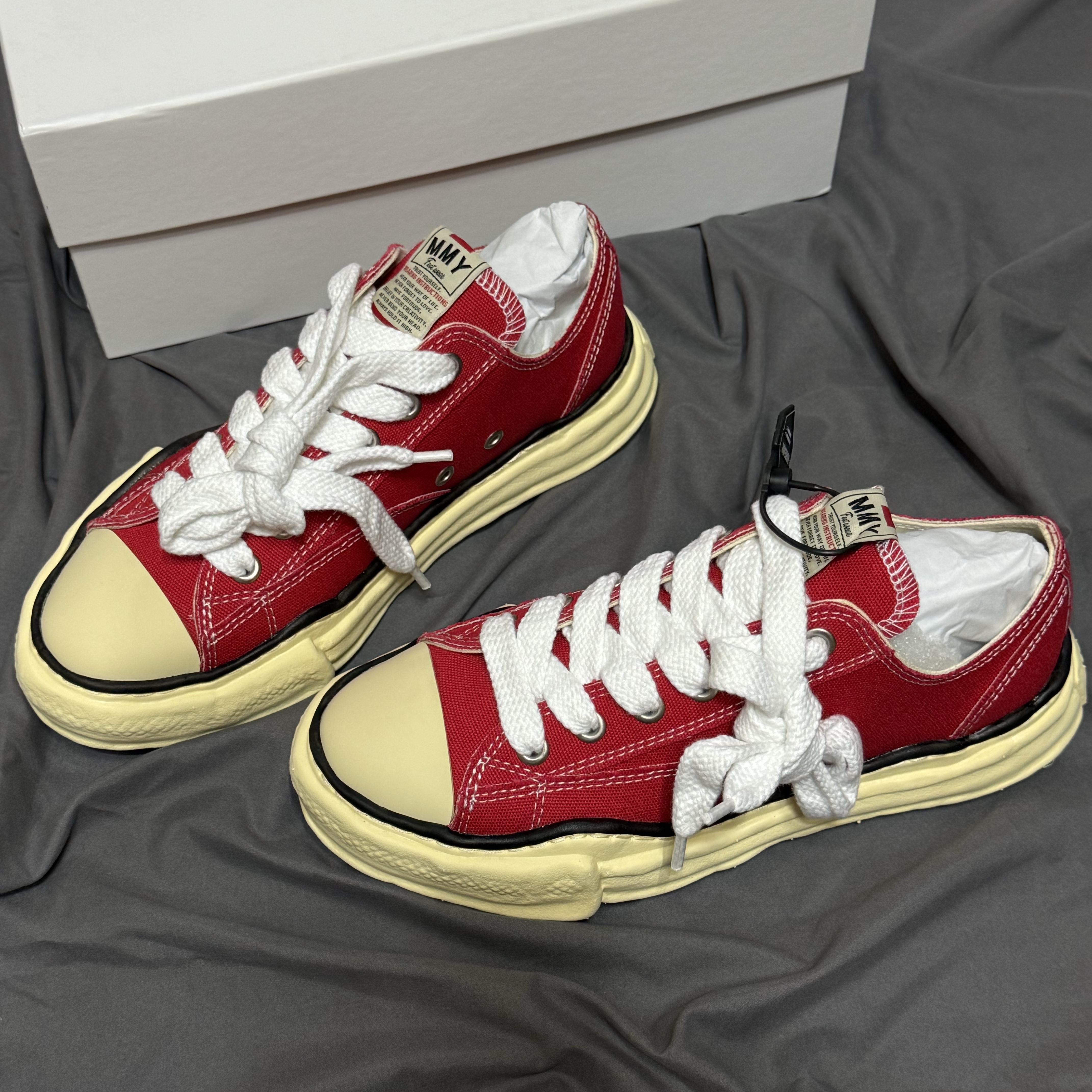 Maison Mihara Yasuhiro Peterson VL OG Sole Canvas Low-top Sneakers Red 착용 스타일