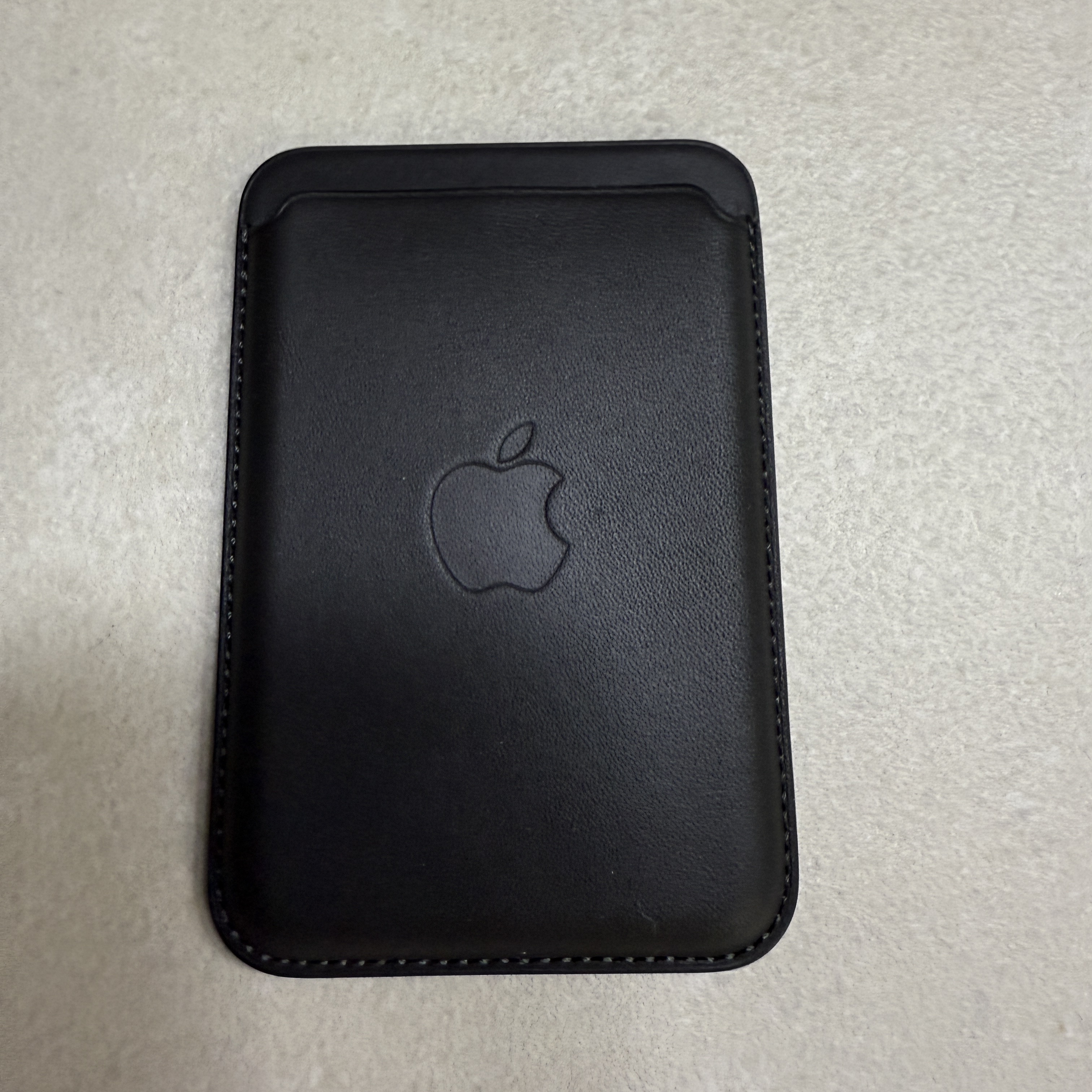 Apple iPhone Leather Wallet with MagSafe Black 착용 스타일
