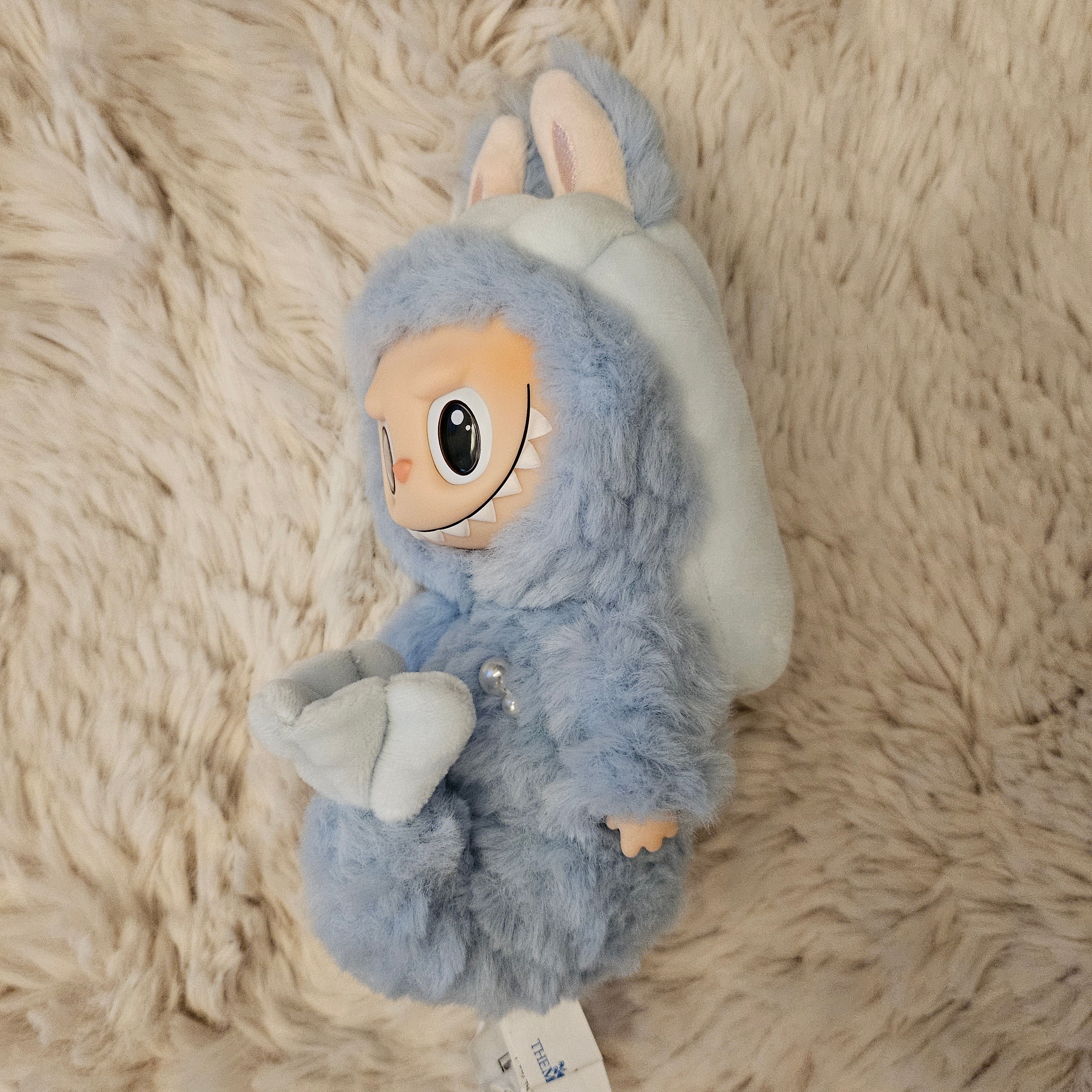 Pop Mart Labubu Hide and Seek In Singapore Series Vinyl Plush Pendant 착용 스타일 - 3