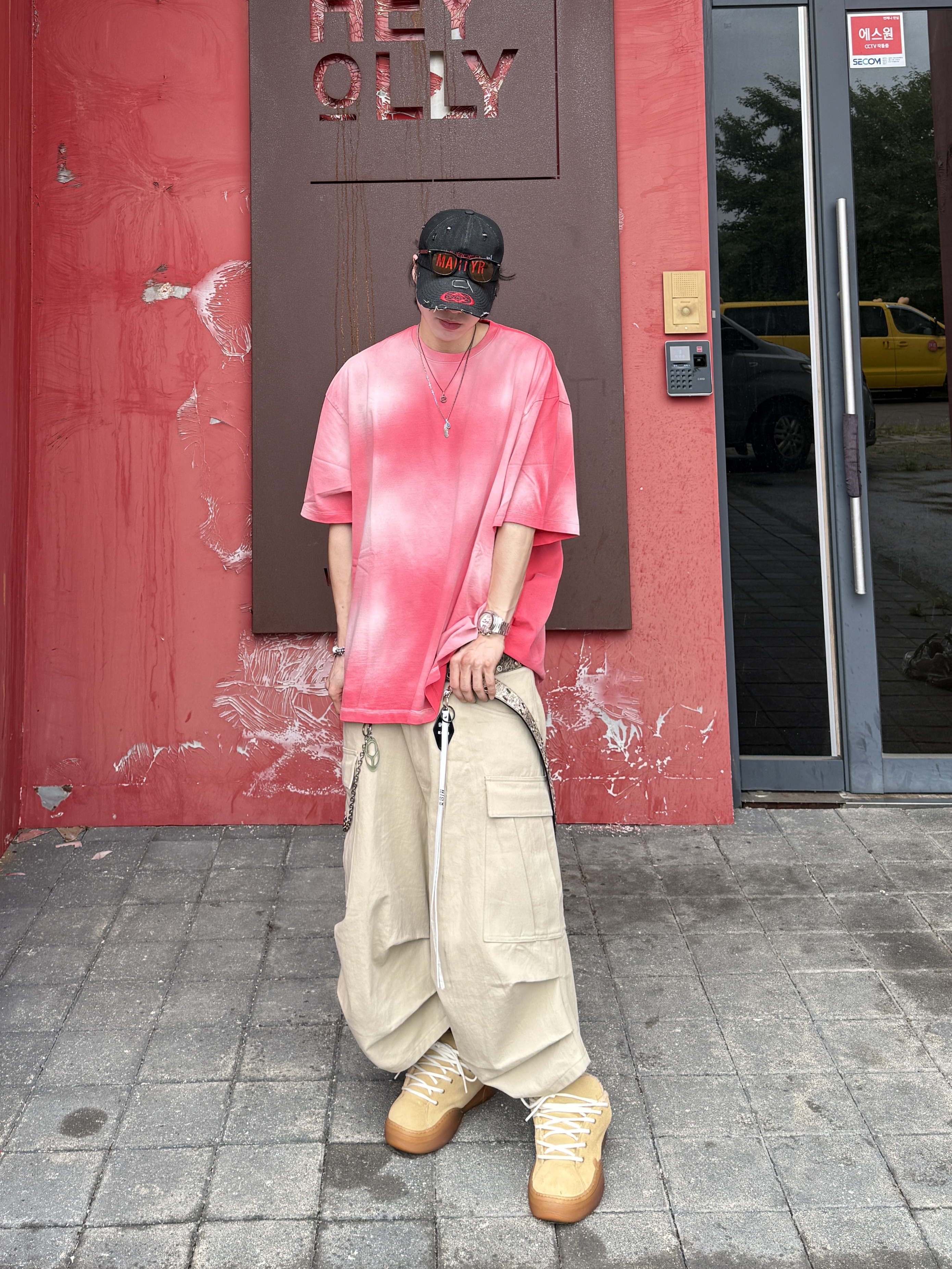 MJD x Kamien Double Hole Belt Oak Brown, Nonnod Back Detail T-Shirt Deep Pink 착용 스타일 - 7