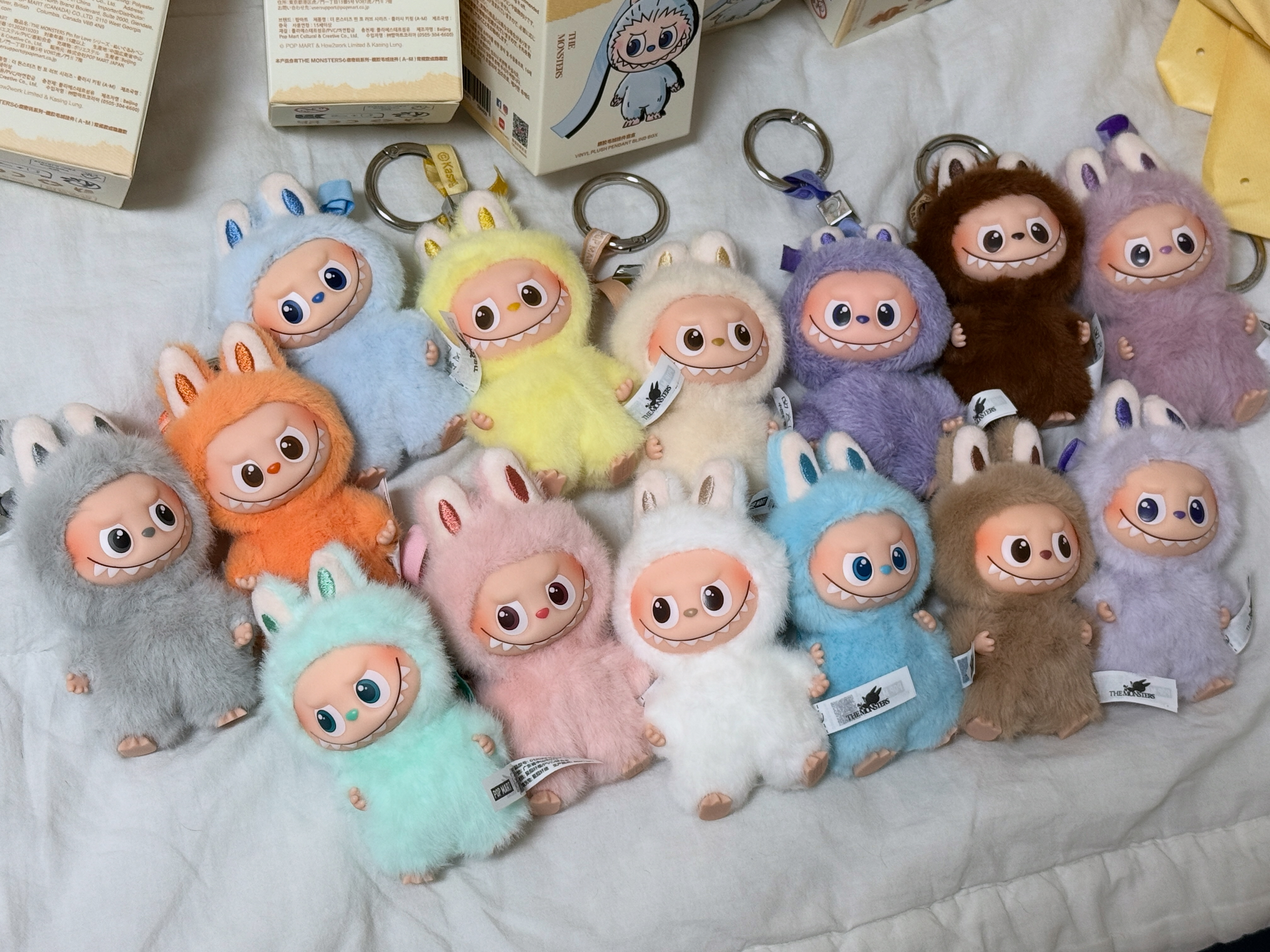 Pop Mart Labubu The Monsters Pin For Love Series Vinyl Plush Pendant Sealed Case (A-M) (14 Blind Boxes) 착용 스타일