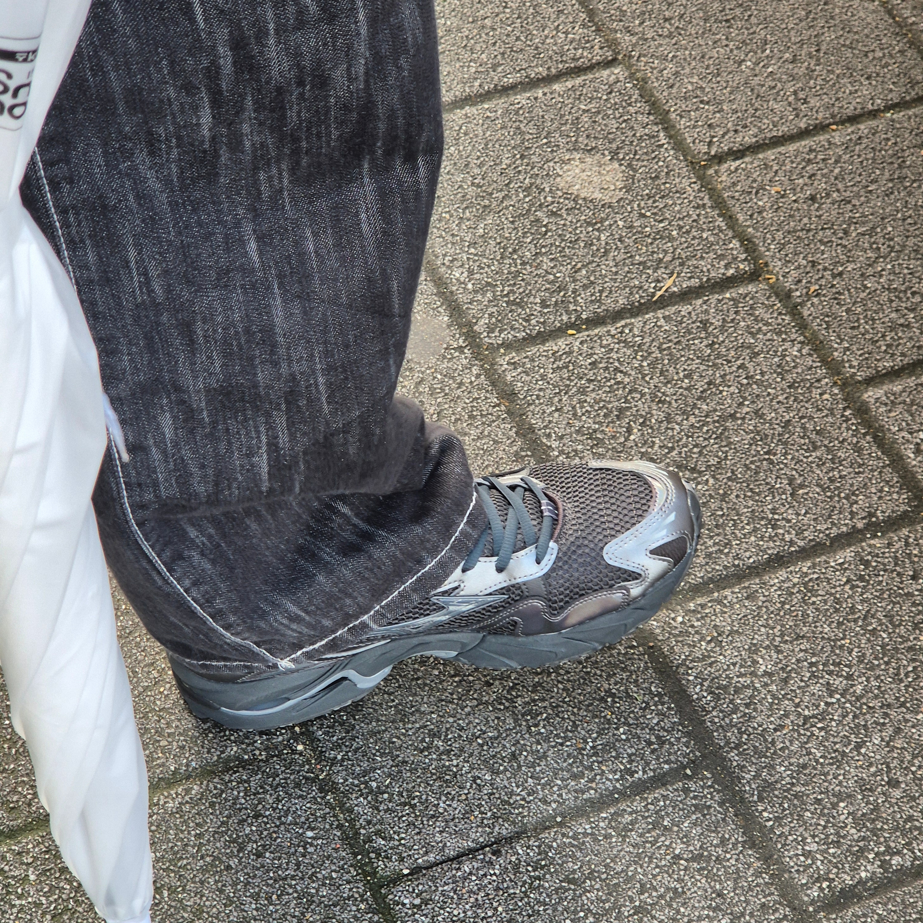 Mizuno Wave Rider 10 Black Sand Black Sand Metallic Gray 착용 스타일
