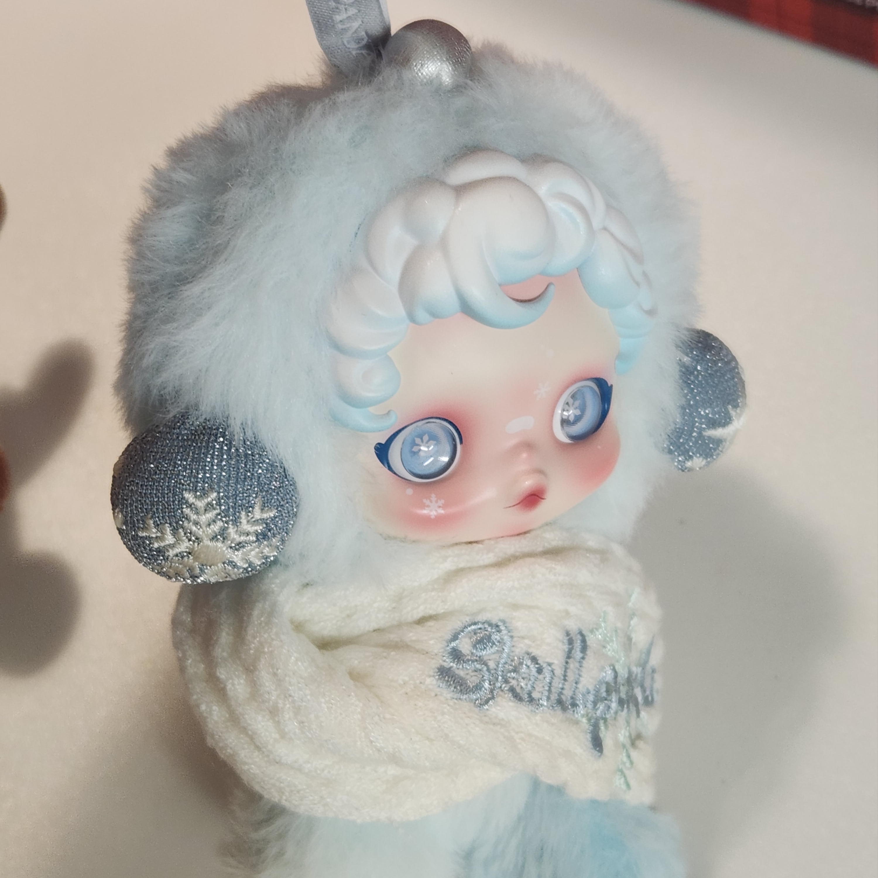 Pop Mart Skullpanda Winter Symphony Series Keyring Song of Snow (Opened Case), Pop Mart Skullpanda Winter Symphony Series Keyring Wanderer's Tune (Opened Case) 착용 스타일 - 1