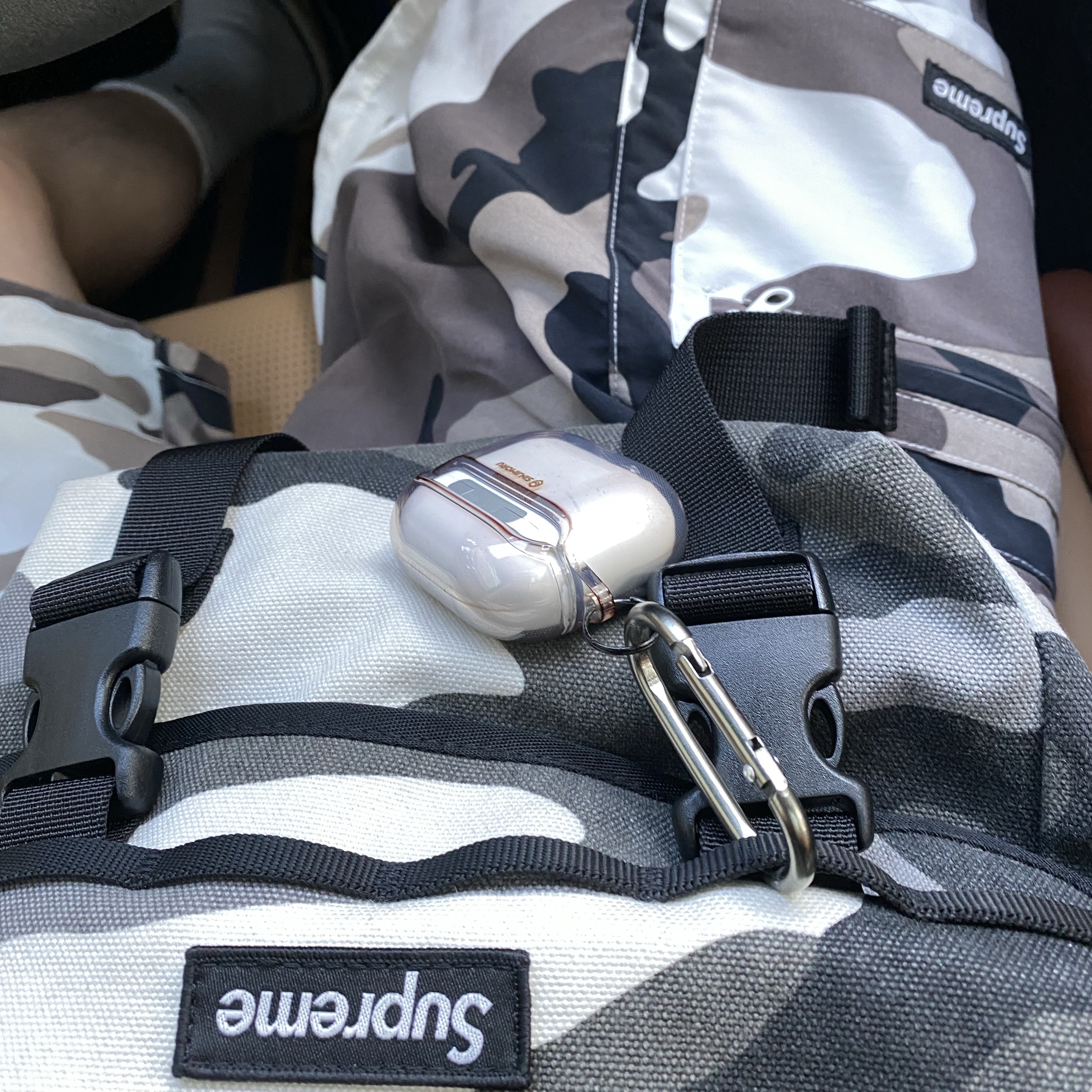 Supreme Mini Messenger Bag Snow Camo - 25SS, Supreme Cargo Water Short Snow Camo - 25SS 착용 스타일