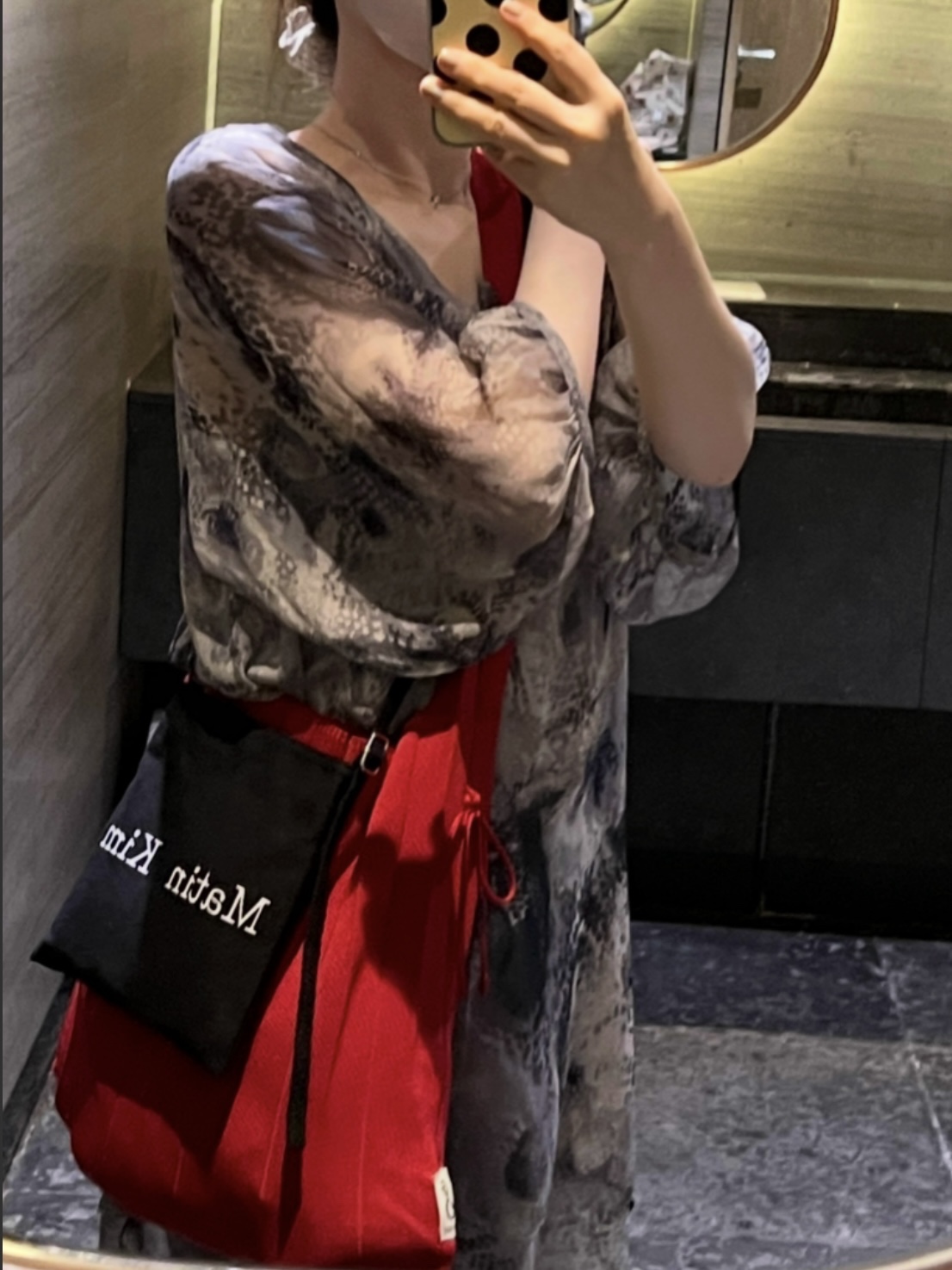 Matin Kim Matin Messanger Ecobag Black 착용 스타일