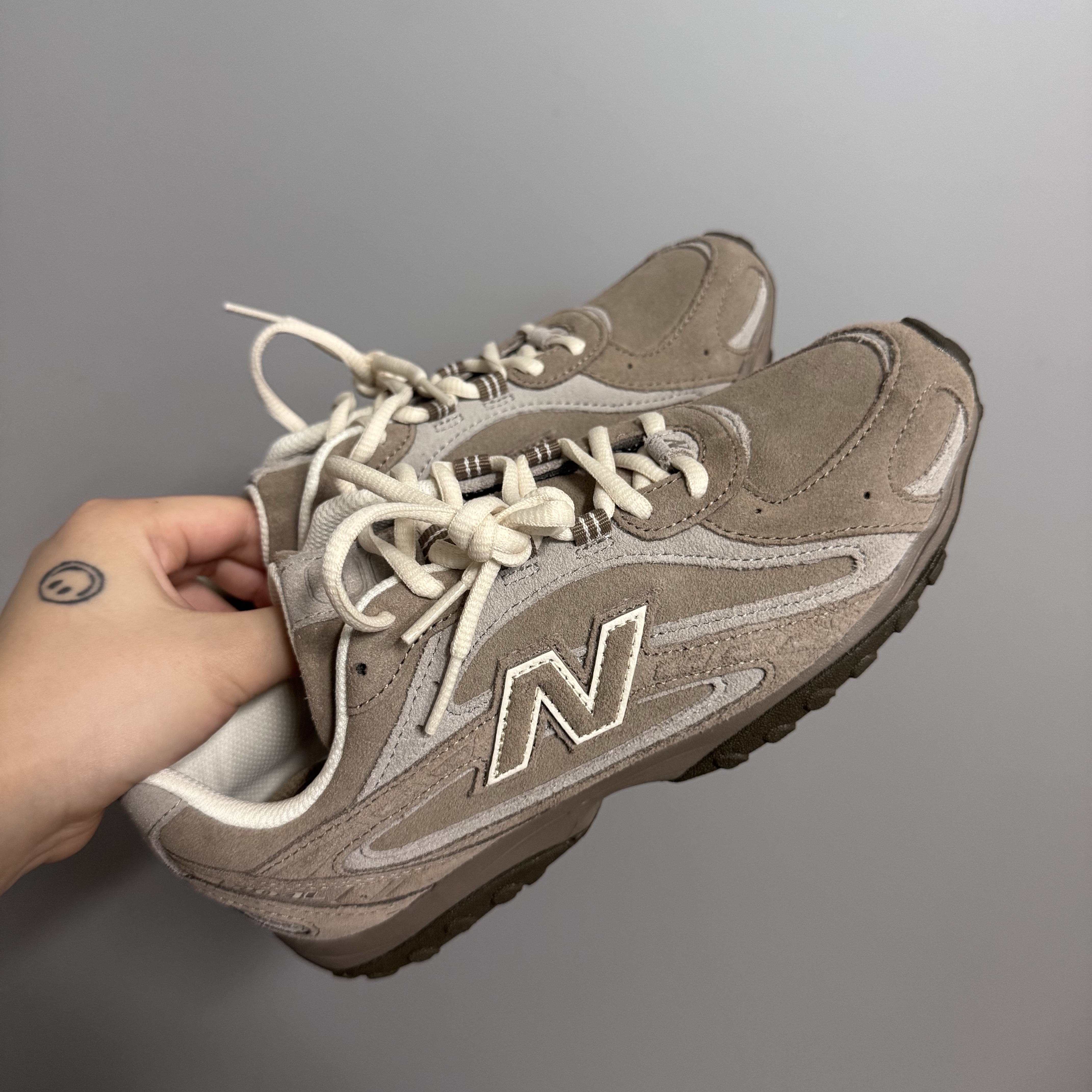 New Balance 204L Suede Mushroom Arid Stone 착용 스타일 - 2