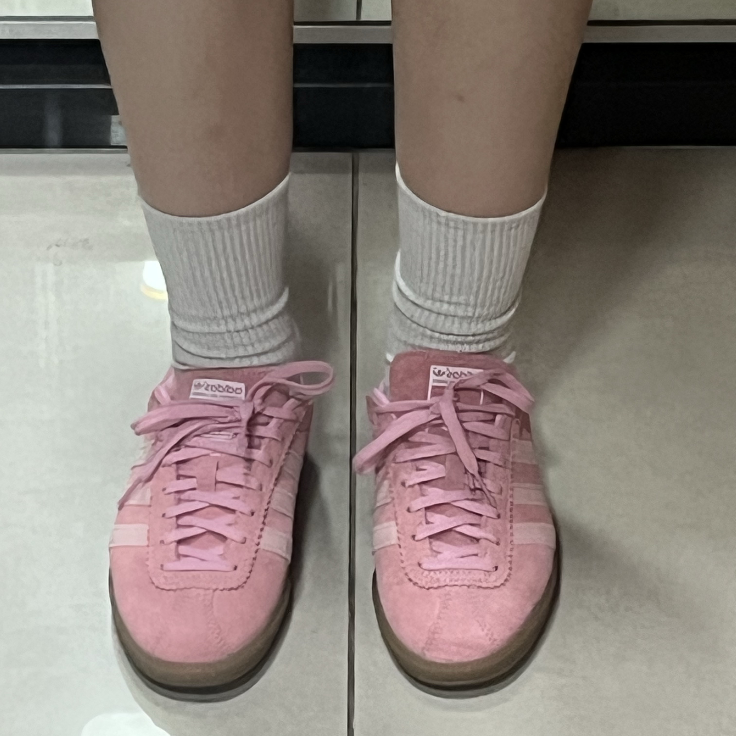 Adidas Bermuda Glow Pink 착용 스타일