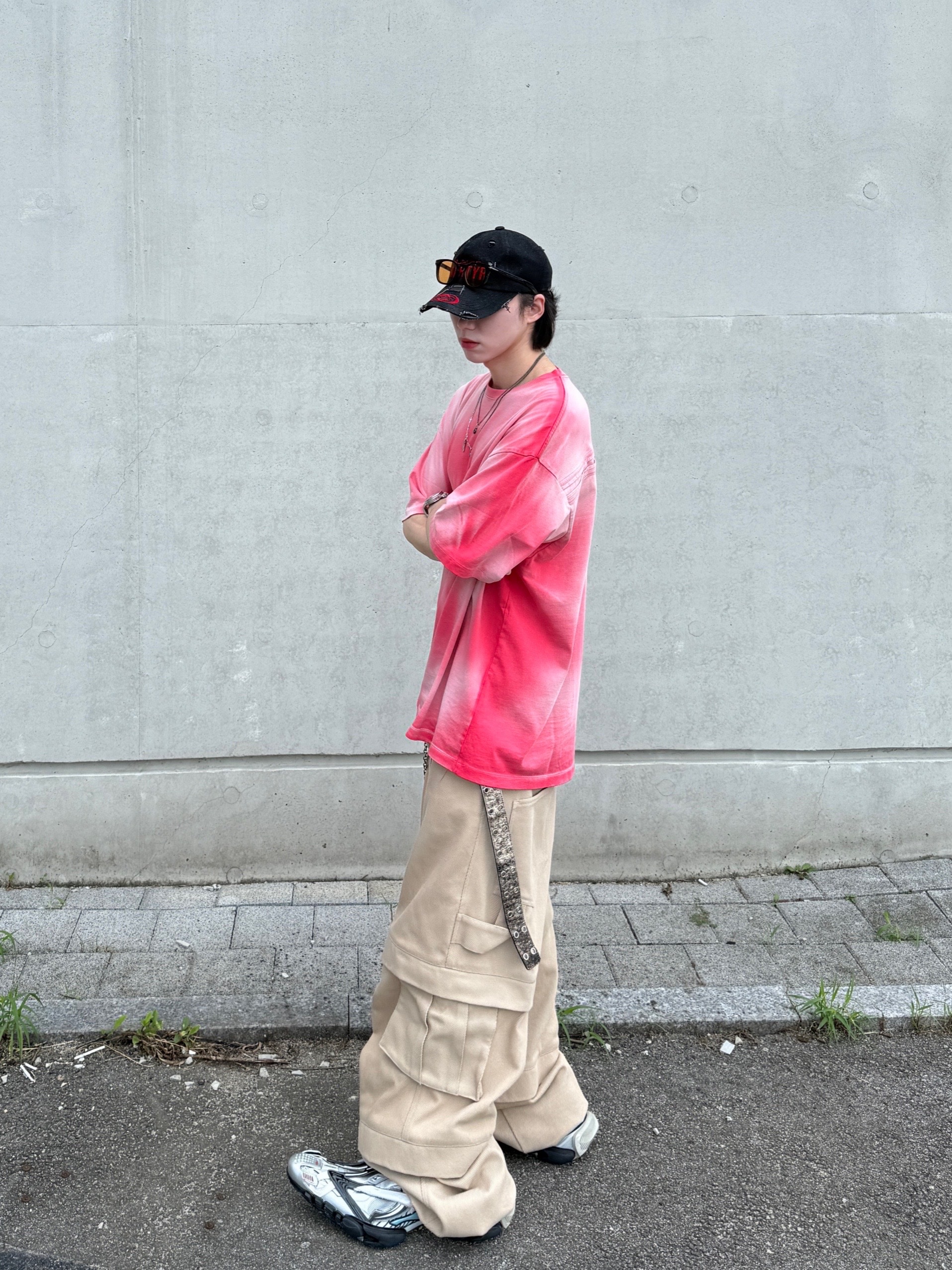 Nonnod Back Detail T-Shirt Deep Pink, Kamien Titan Baggy Pants Beige 착용 스타일 - 2