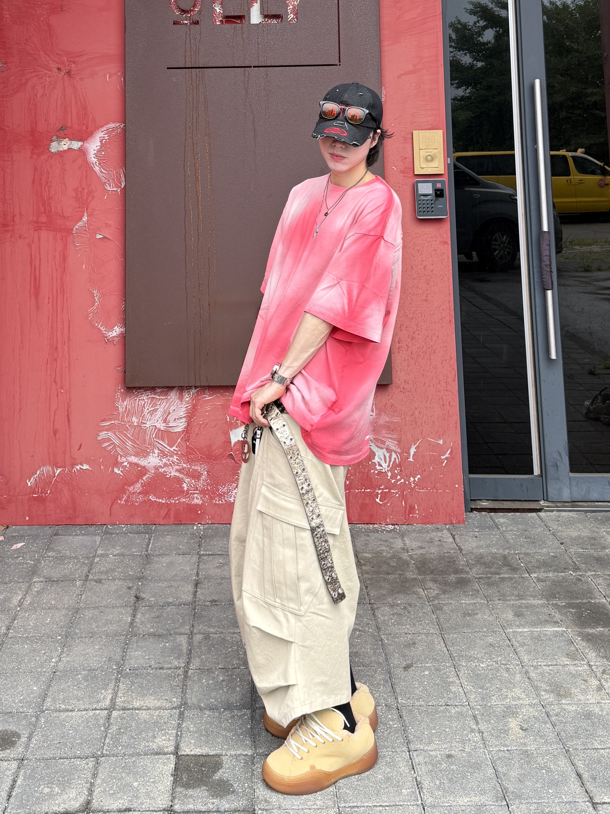 MJD x Kamien Double Hole Belt Oak Brown, Nonnod Back Detail T-Shirt Deep Pink 착용 스타일 - 2