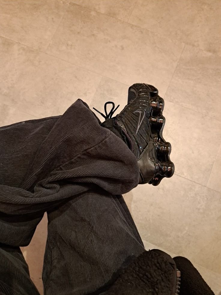 Nike Shox TL Black Metallic Hematite 착용 스타일