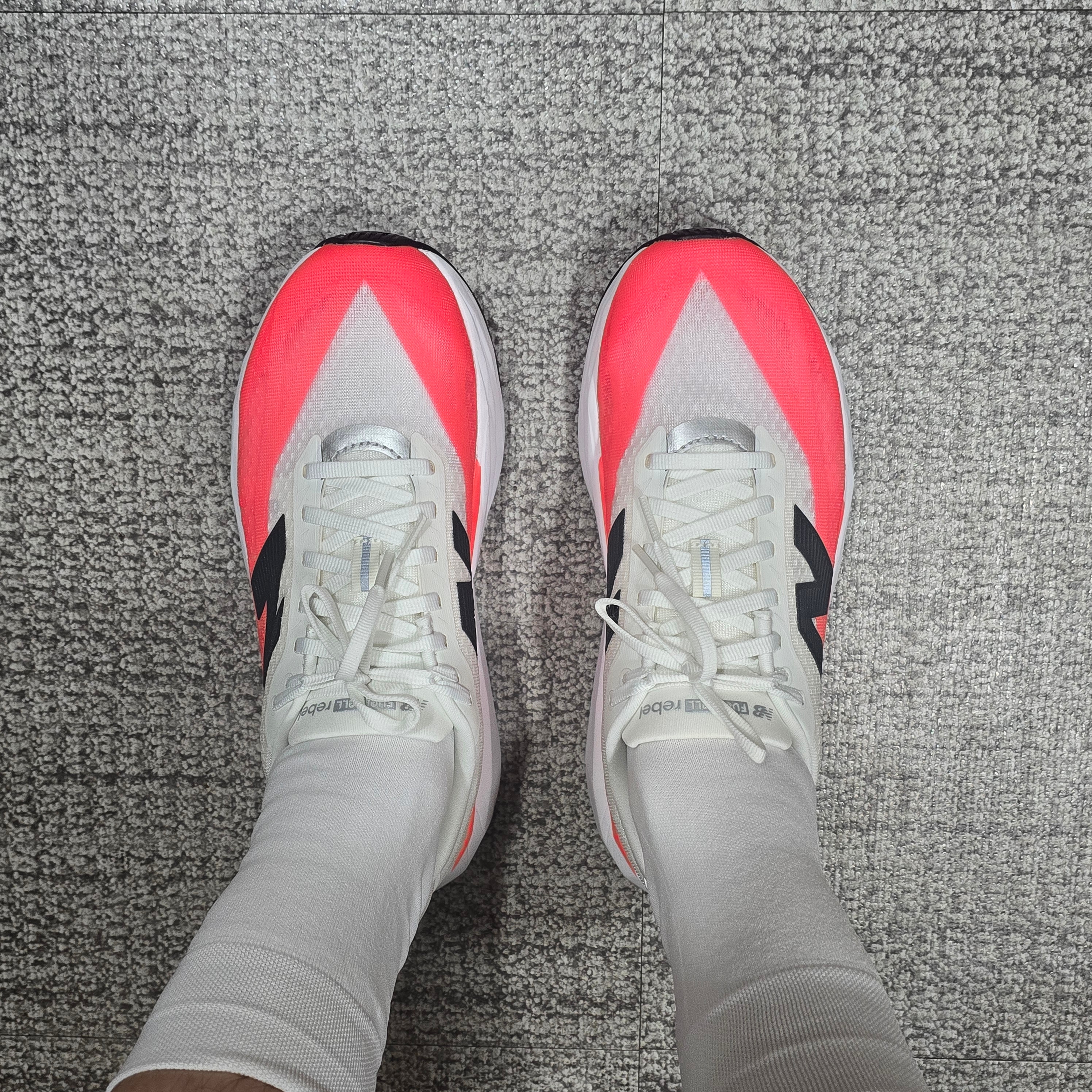 New Balance FuelCell Rebel v5 Urgent Red White Sea Salt - D Standard 착용 스타일 - 1