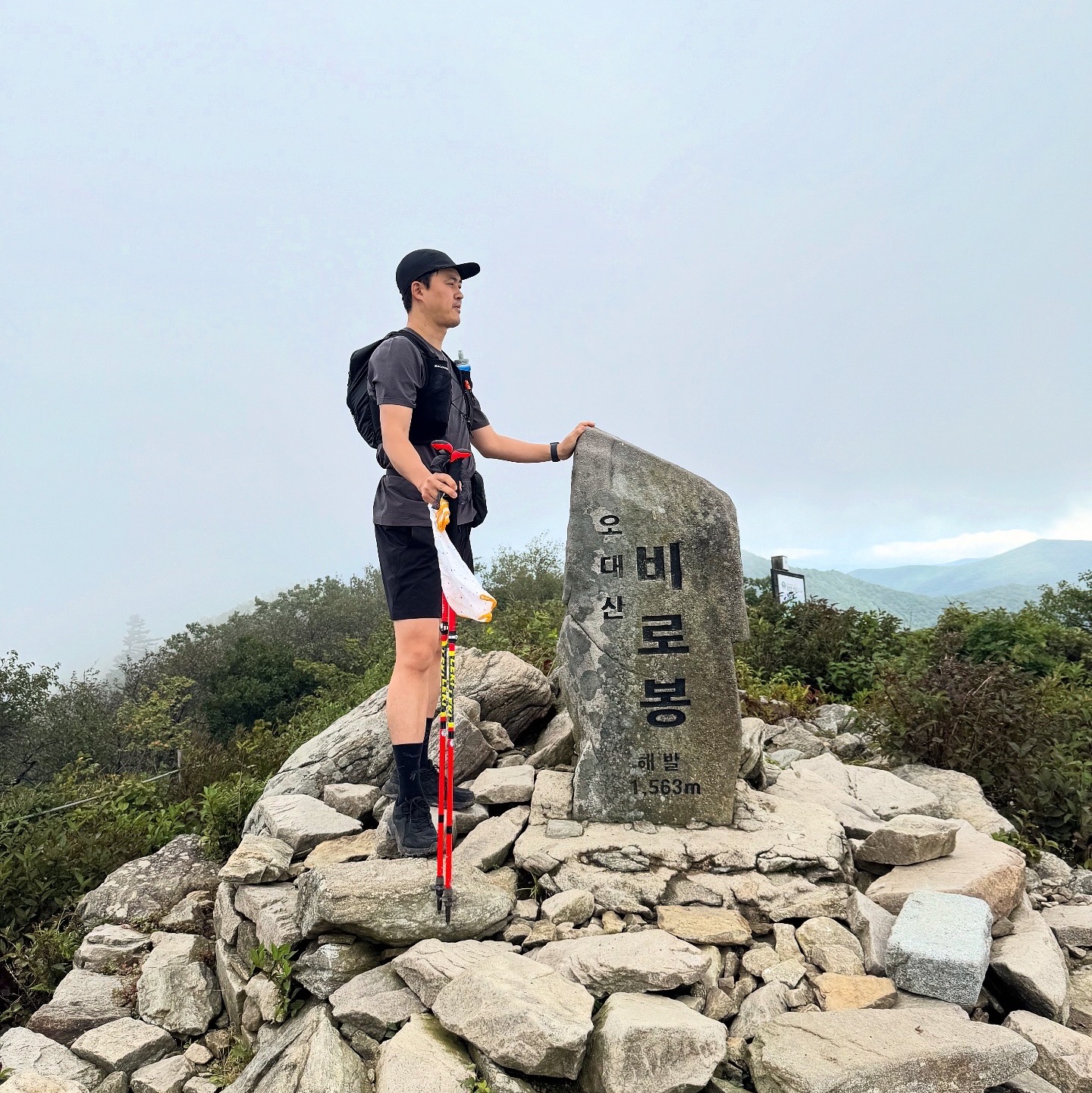 Arc'teryx Norvan Regular Brim Hat Black, Salomon Active Skin 8 Set Black Metal 착용 스타일