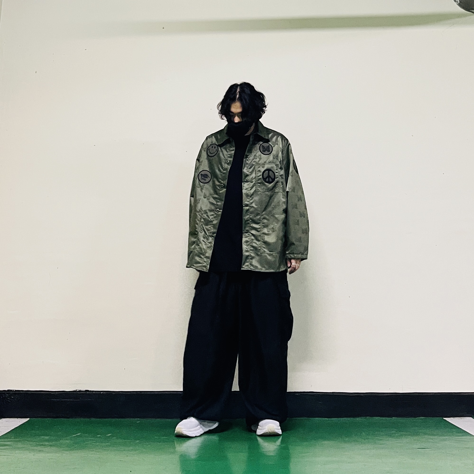 Needles D.N. Coverall Papillon Jacquard Sateen Olive, Needles H.D. BDU Pants Black 착용 스타일 - 1