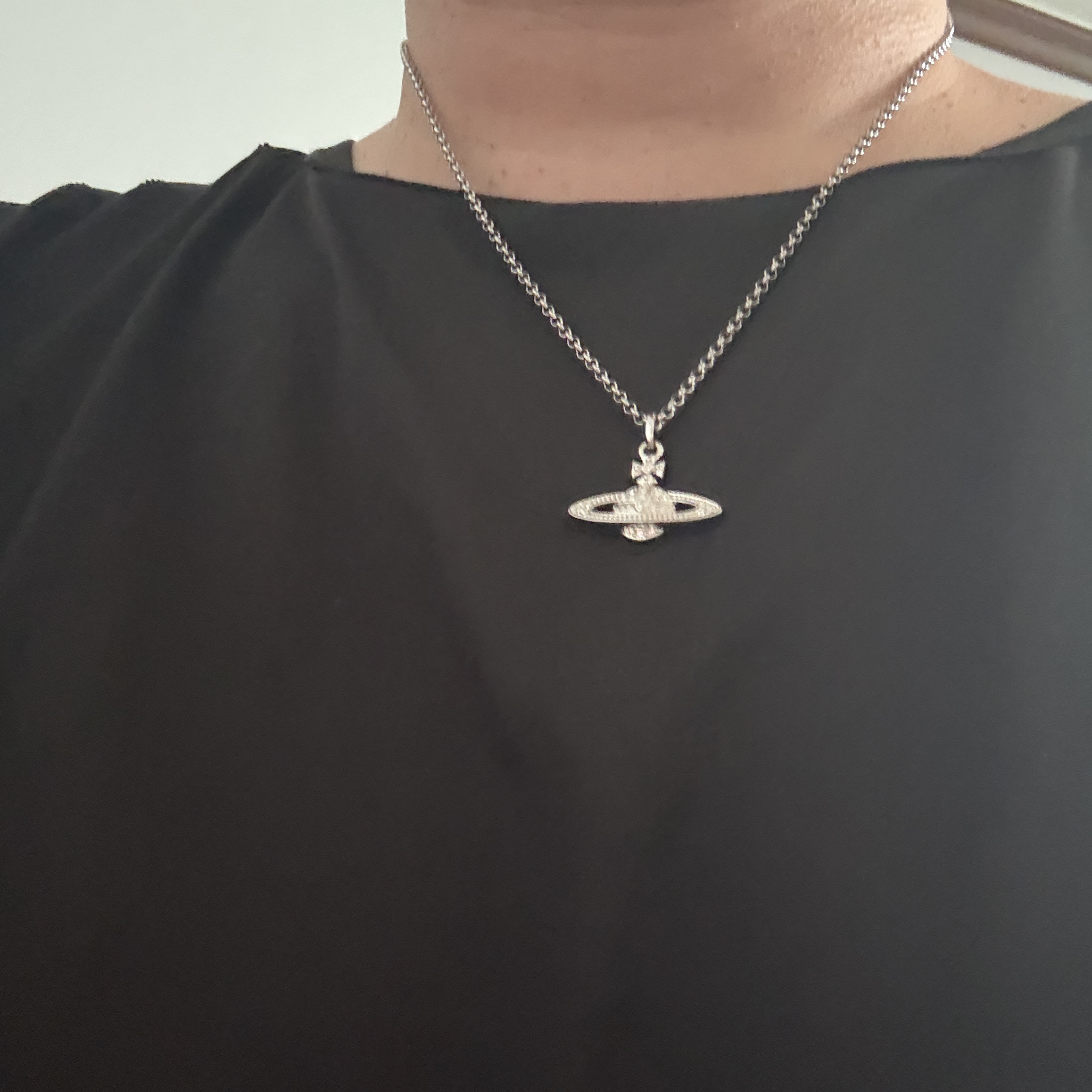 Vivienne Westwood Mini Bas Relief Pendant Silver 착용 스타일
