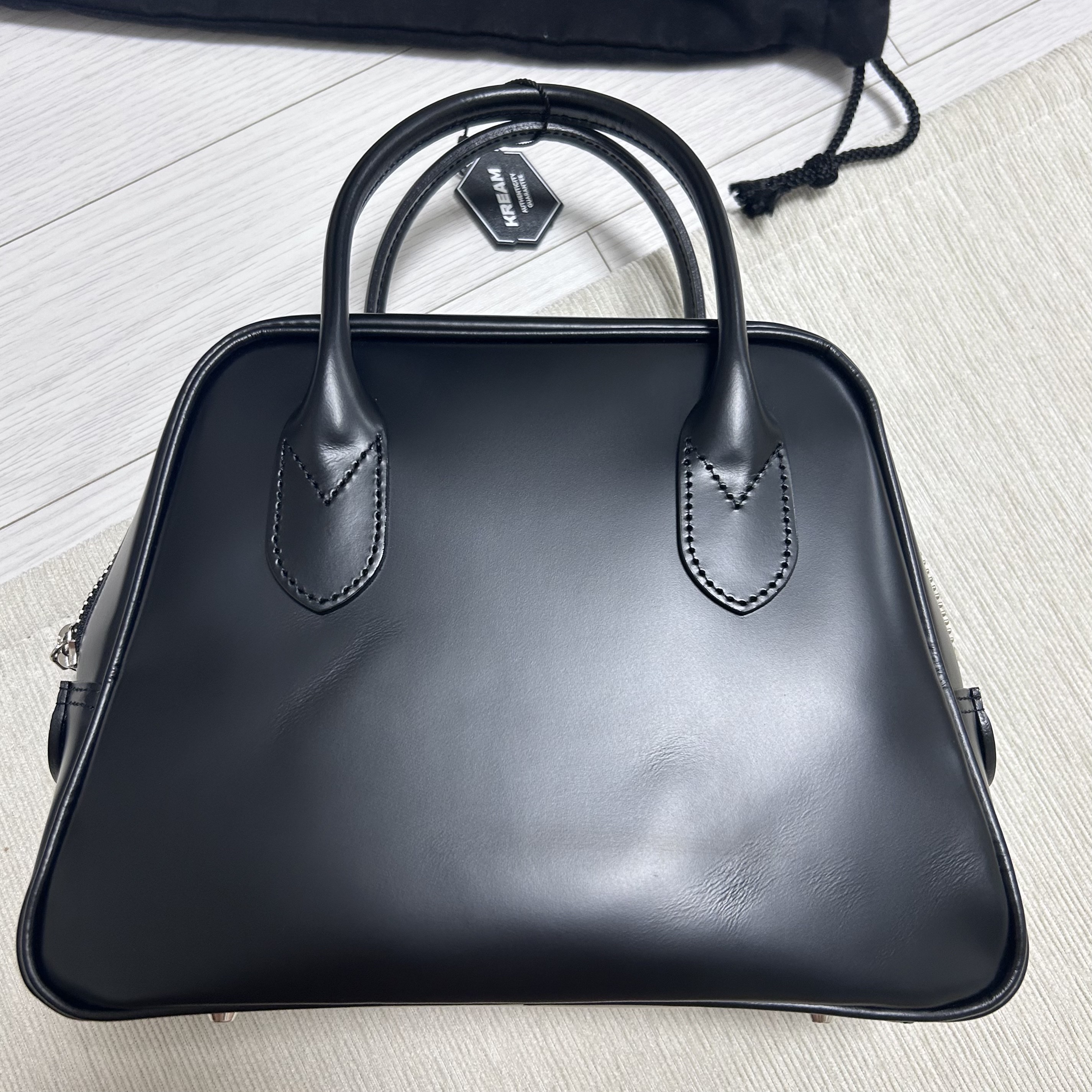 Comme des Garcons Round No.2 Aoyama Bag Black 착용 스타일 - 2