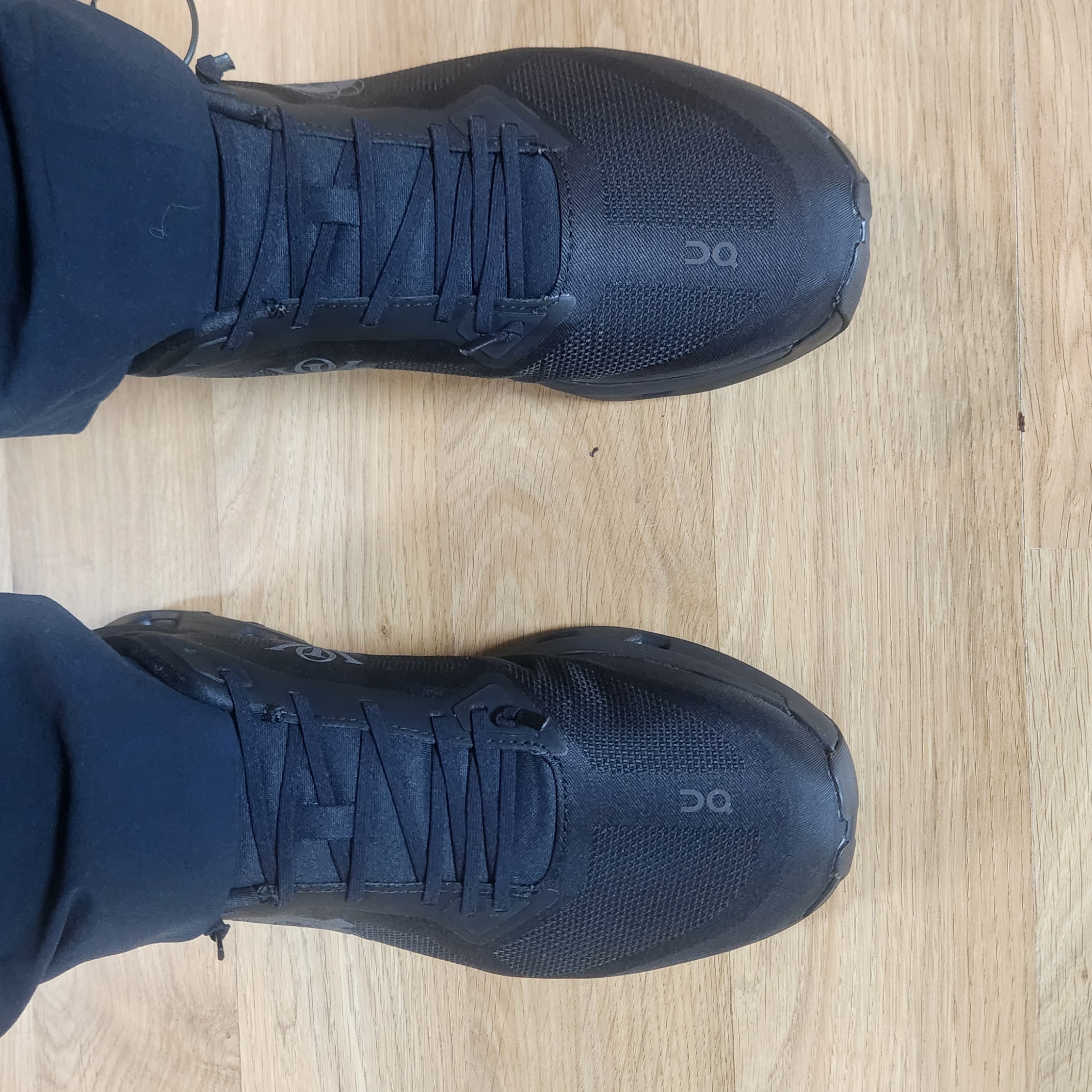 On Running x Kith Cloudzone Black 착용 스타일 - 1