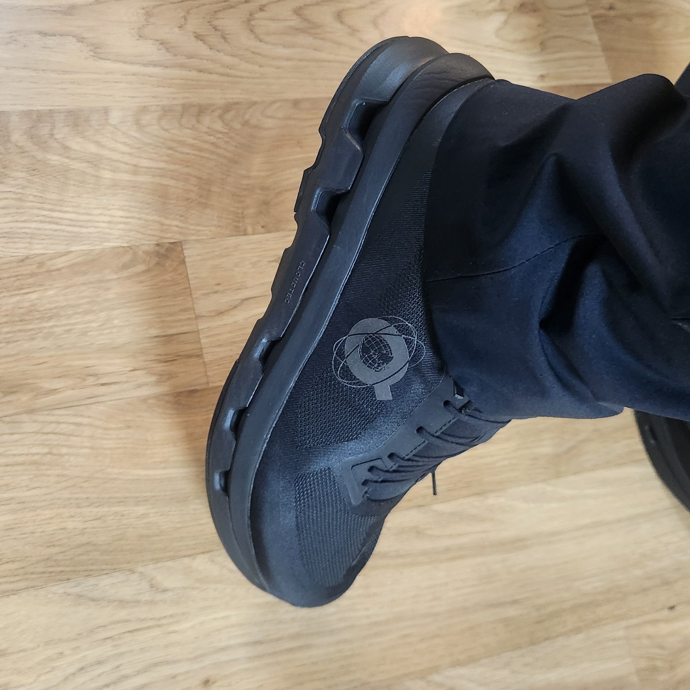 On Running x Kith Cloudzone Black 착용 스타일 - 2