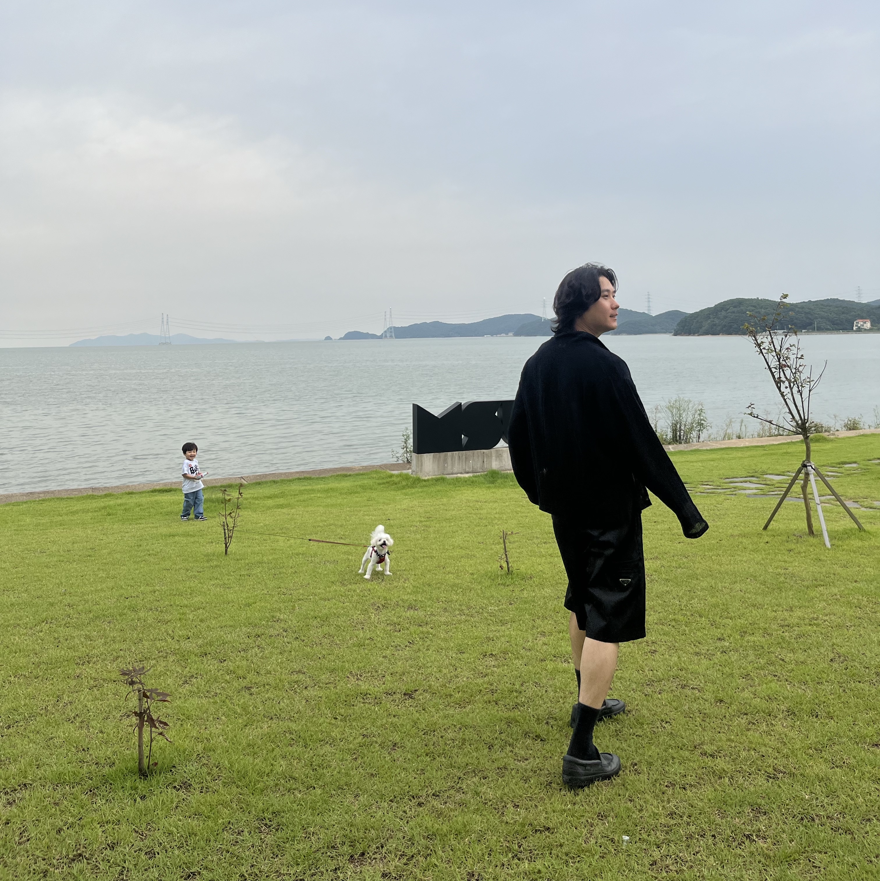 Vans Skate Loafer Black, Prada Re-Nylon Bermuda Shorts Black 착용 스타일 - 2