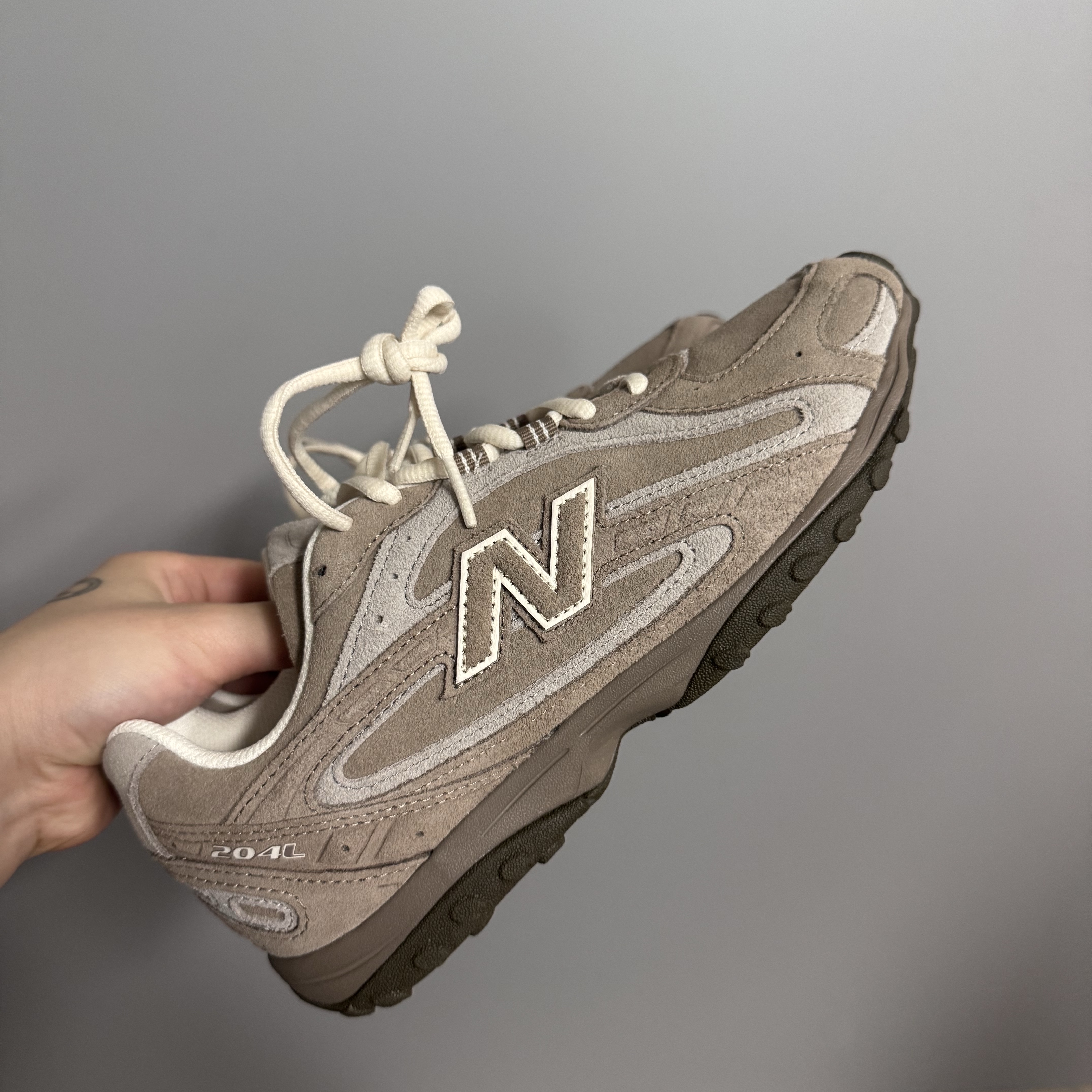 New Balance 204L Suede Mushroom Arid Stone 착용 스타일 - 1
