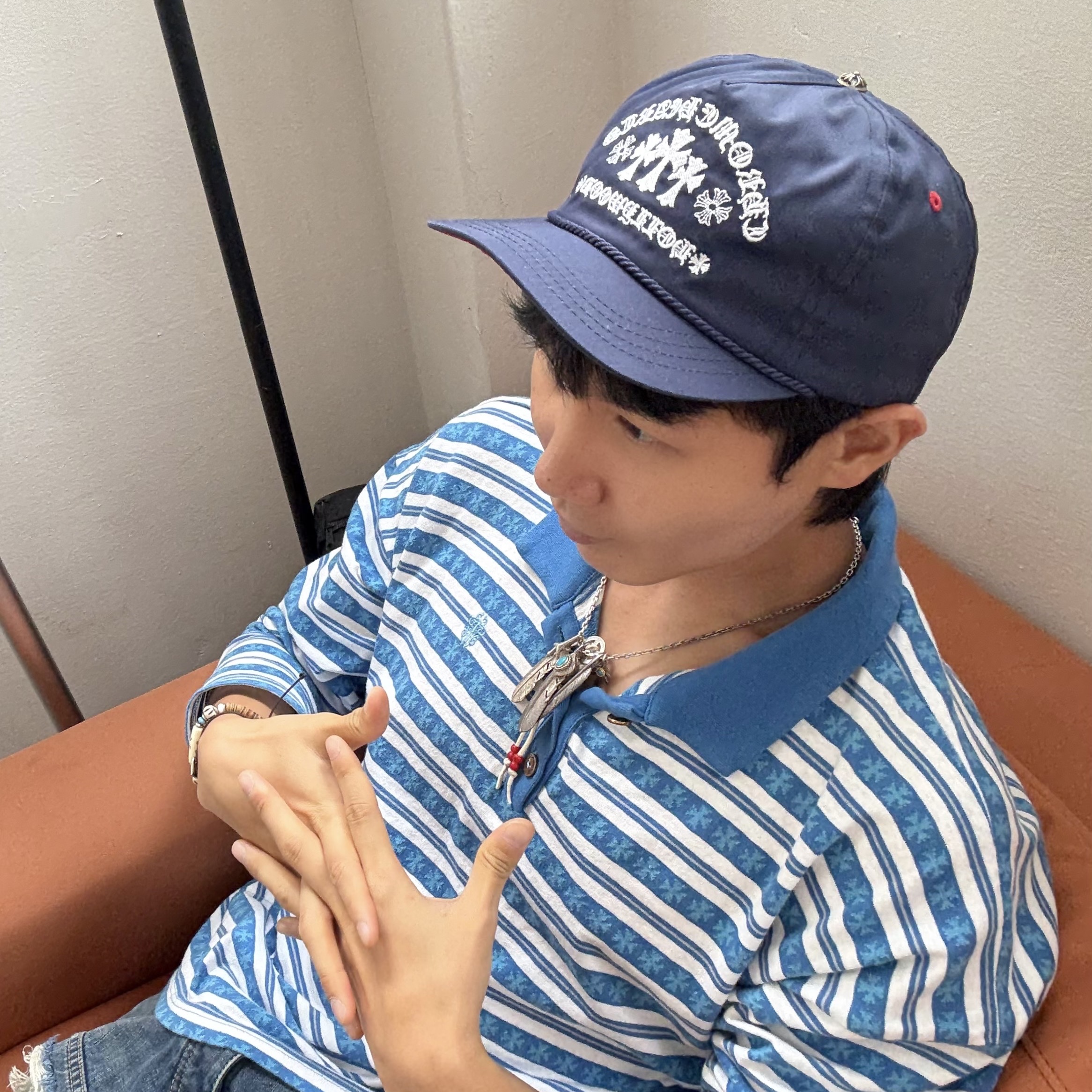 Chrome Hearts Gas Station Cemetery Trucker Hat Navy 착용 스타일 - 2