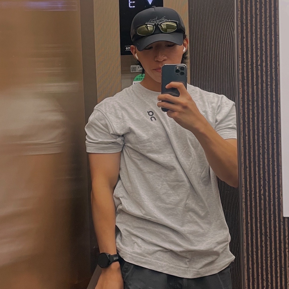 On Running Club T-Shirt Crater, Stussy Landon Sunglasses Black Yellow Lens 착용 스타일