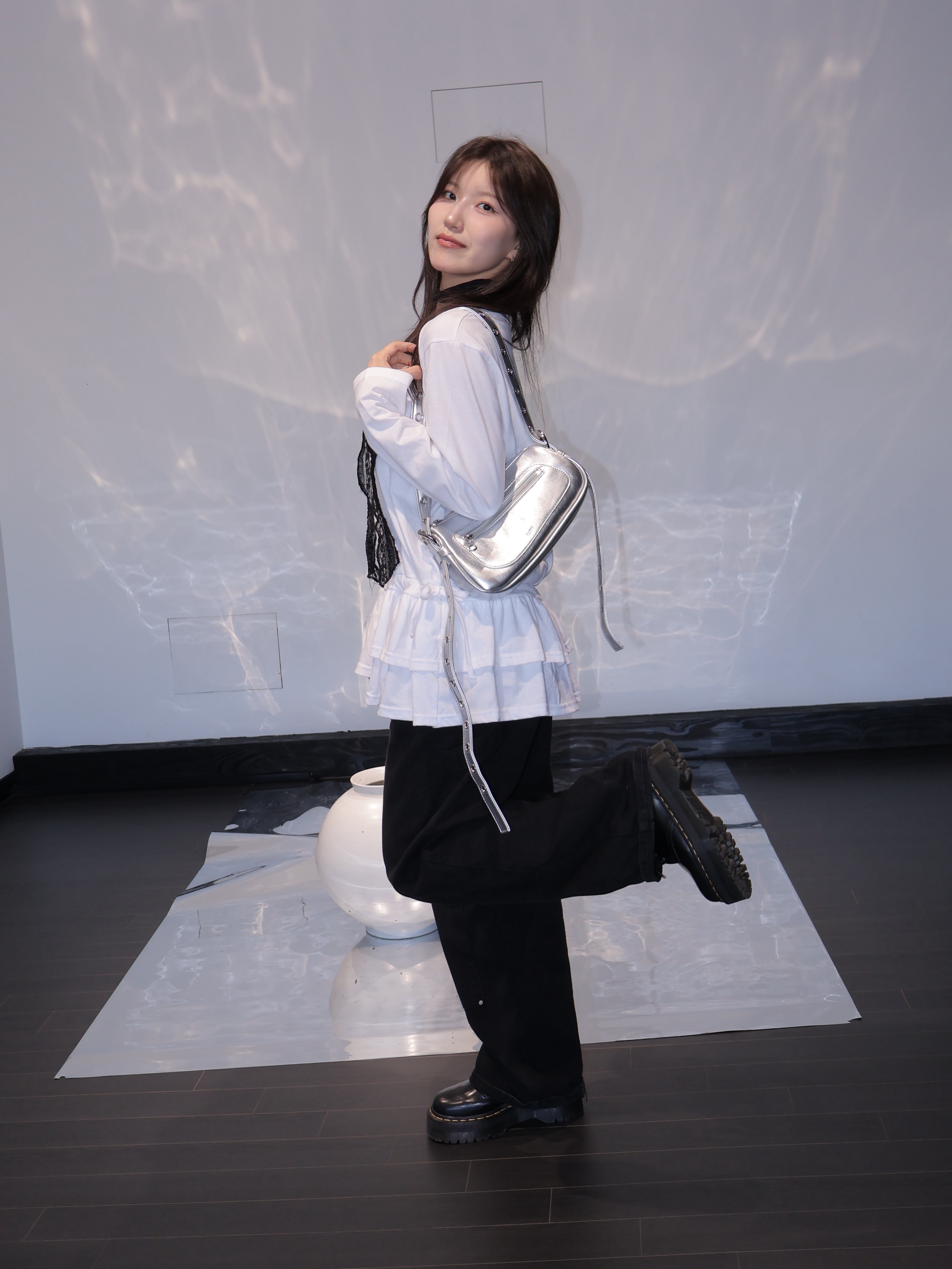 Dr. Martens Women 1461 Quad Black 착용 스타일 - 3