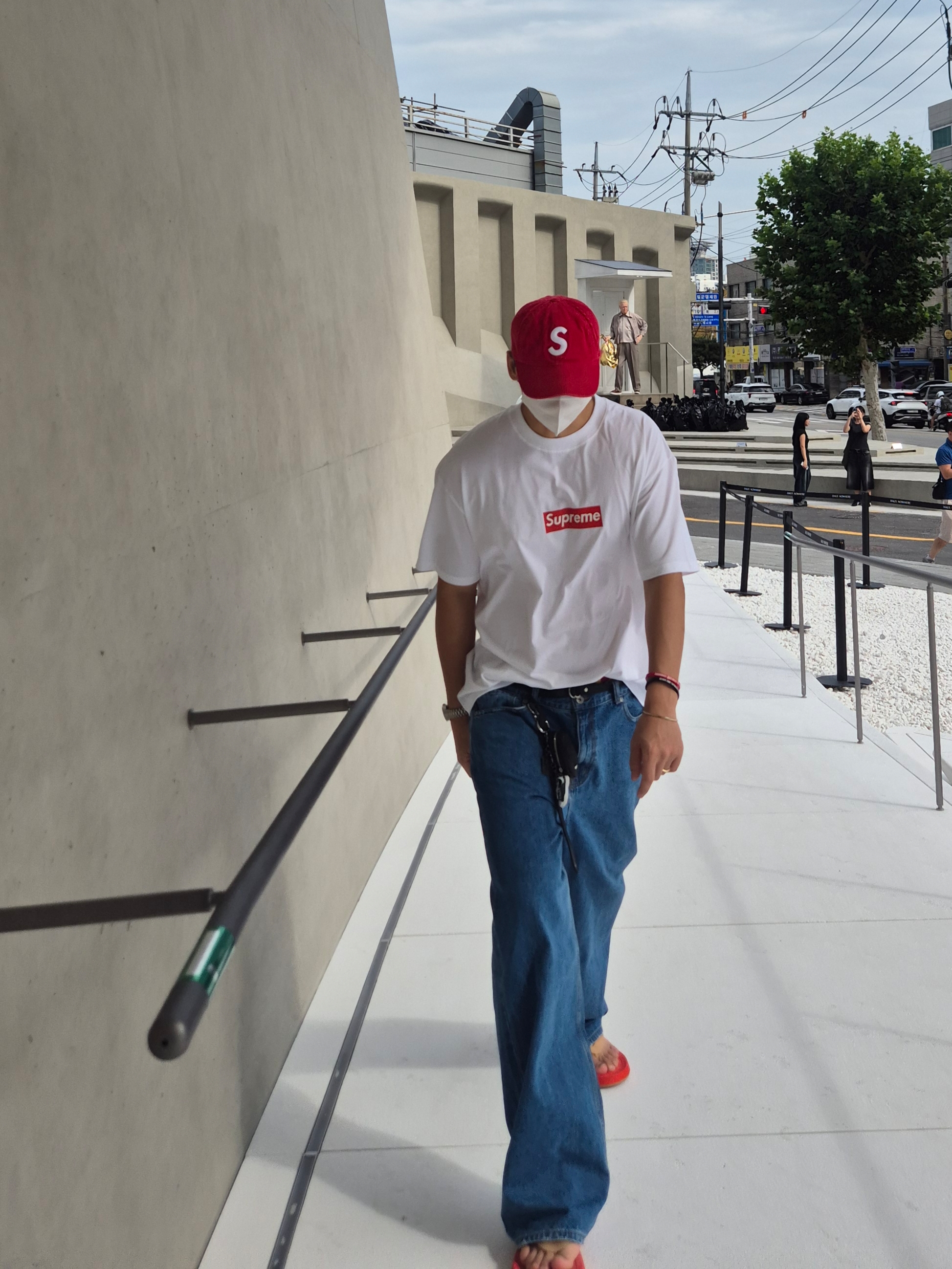 Supreme West Hollywood Box Logo T-Shirt White - 23SS, Supreme Corduroy S Logo 6-Panel Bright Red - 24FW 착용 스타일