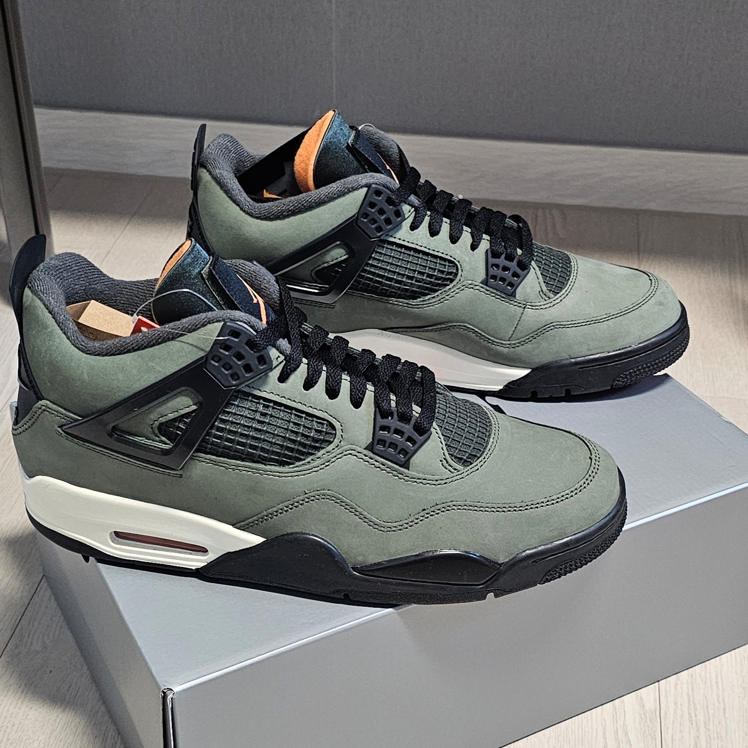 Jordan 4 x Undefeated Retro OG SP Deep Green and Clementine 착용 스타일 - 2