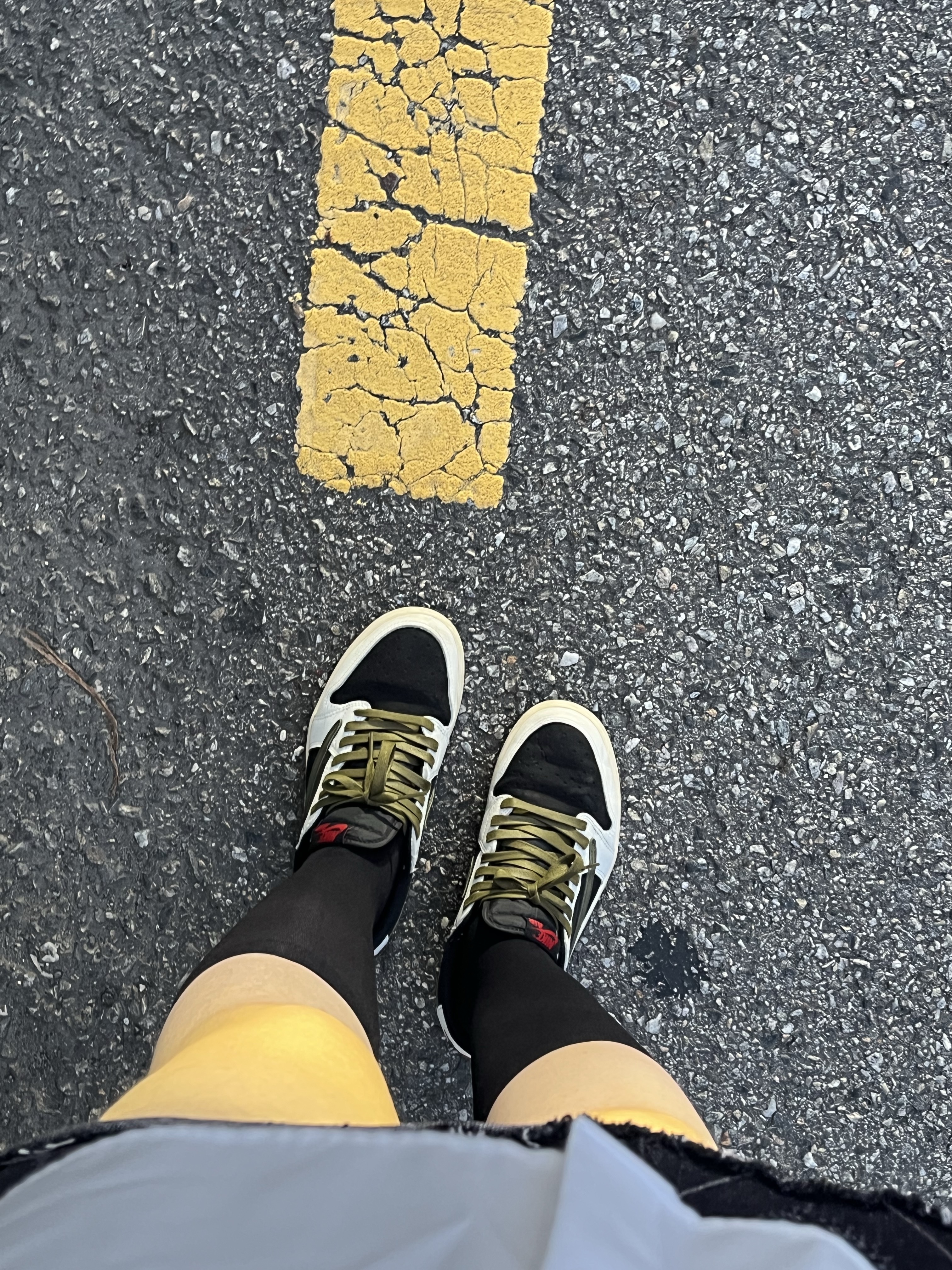 Casio LTP-V007D-7E, (W) Jordan 1 x Travis Scott Retro Low OG SP Medium Olive 착용 스타일 - 2