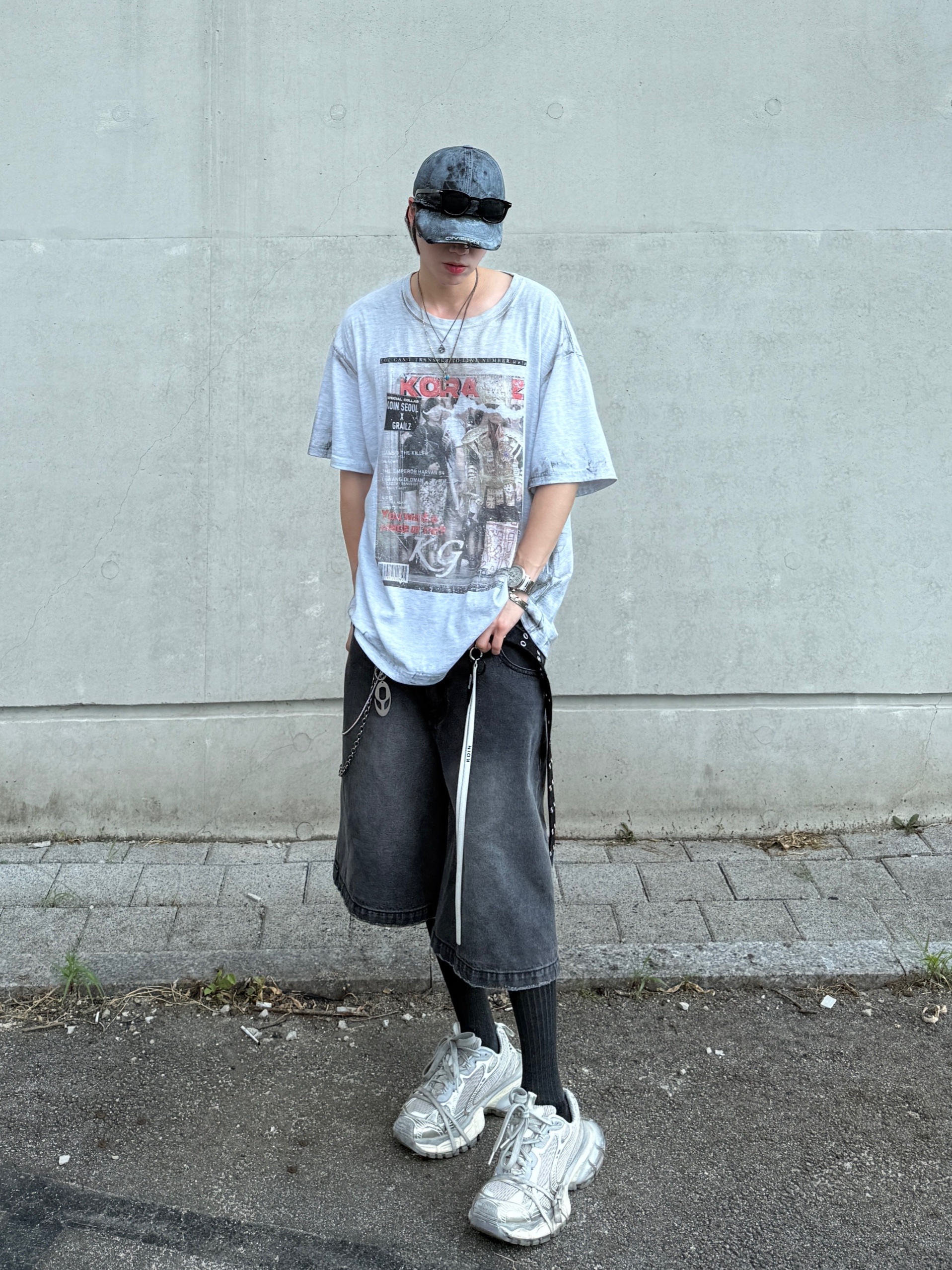 Balenciaga 3XL Sneakers Light Beige, GRAILZ x KOIN SEOUL Magazine T-Shirts Melange Grey 착용 스타일 - 1