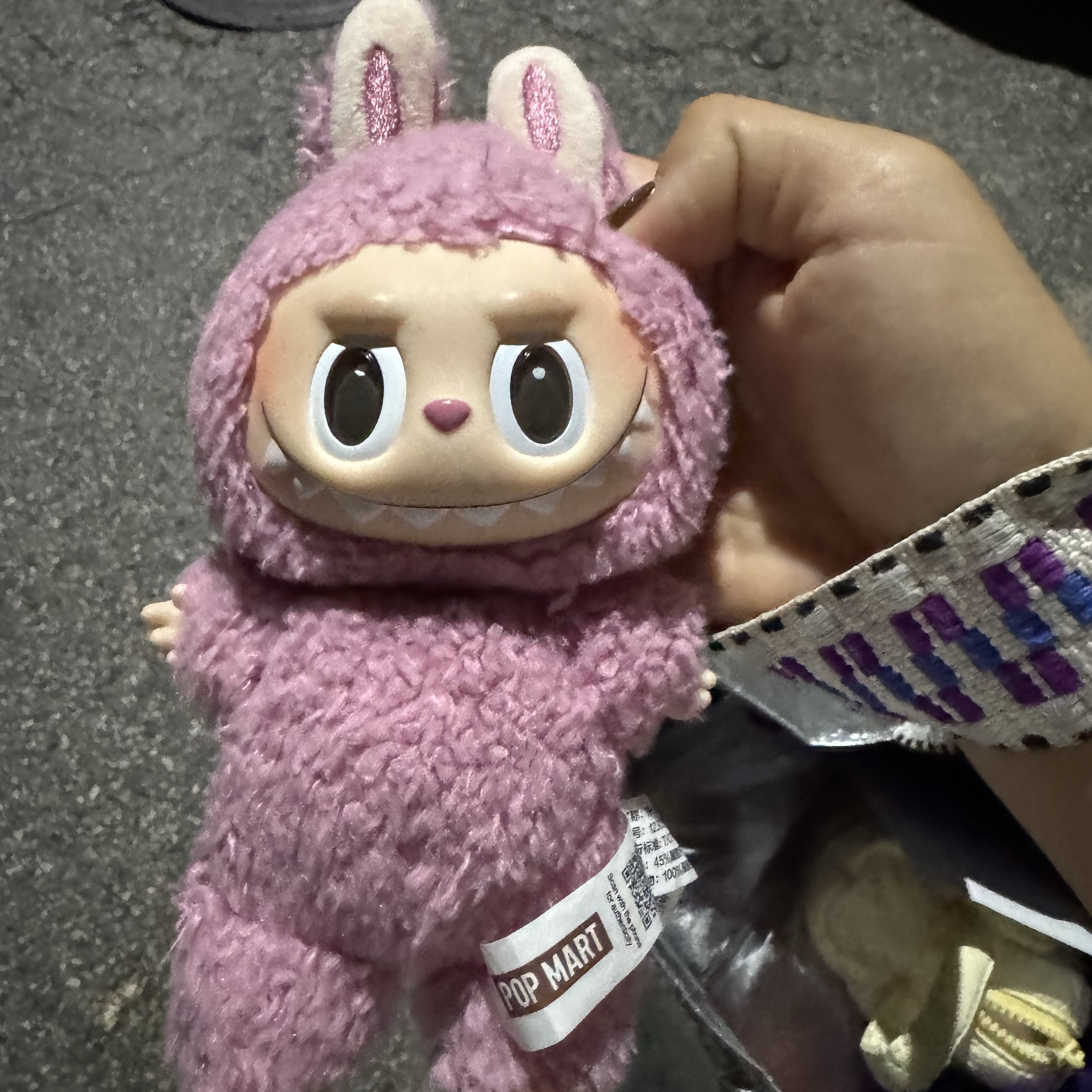 Pop Mart Labubu The Monsters Labubu Tasty Macarons Series Lyche Berry Keyring 착용 스타일