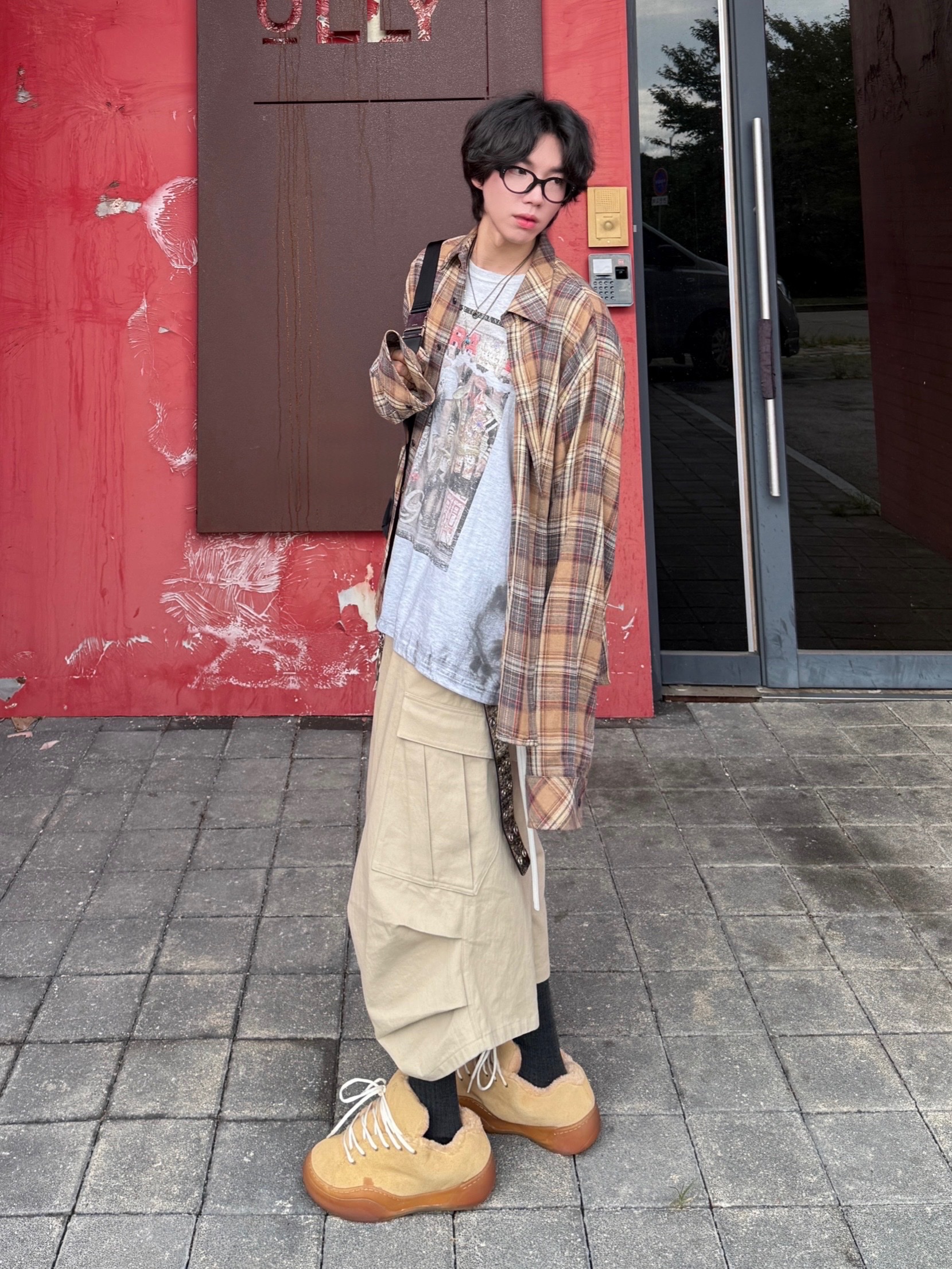 Nonnod Side Cargo Shorts Beige, GRAILZ x KOIN SEOUL Magazine T-Shirts Melange Grey 착용 스타일 - 2