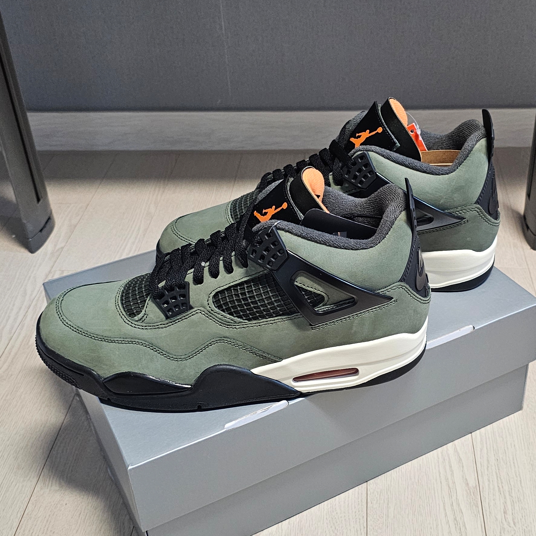 Jordan 4 x Undefeated Retro OG SP Deep Green and Clementine 착용 스타일 - 4
