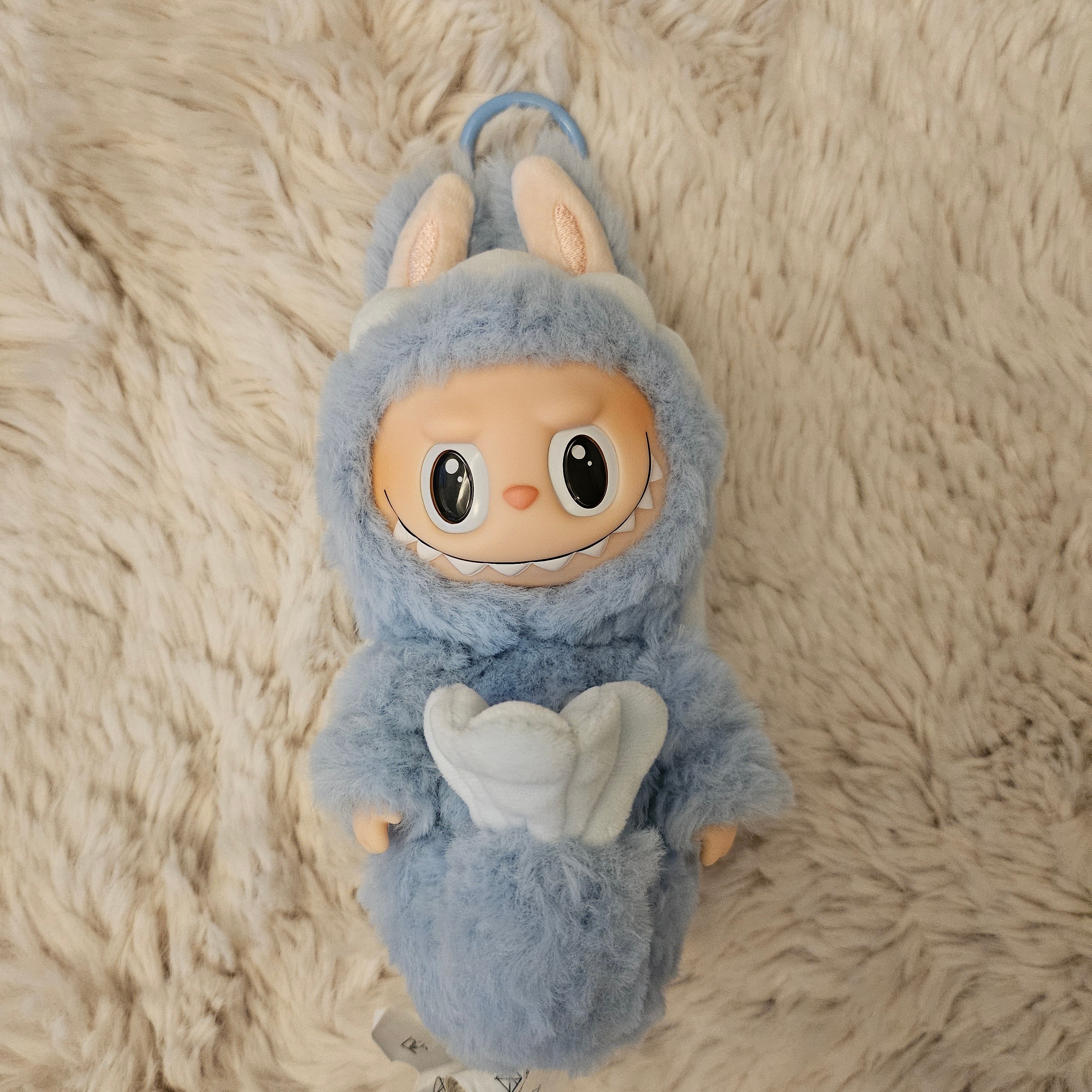 Pop Mart Labubu Hide and Seek In Singapore Series Vinyl Plush Pendant 착용 스타일 - 2