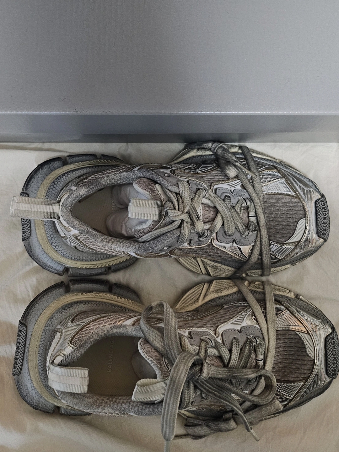 (W) Balenciaga 3XL Sneakers Light Beige 착용 스타일