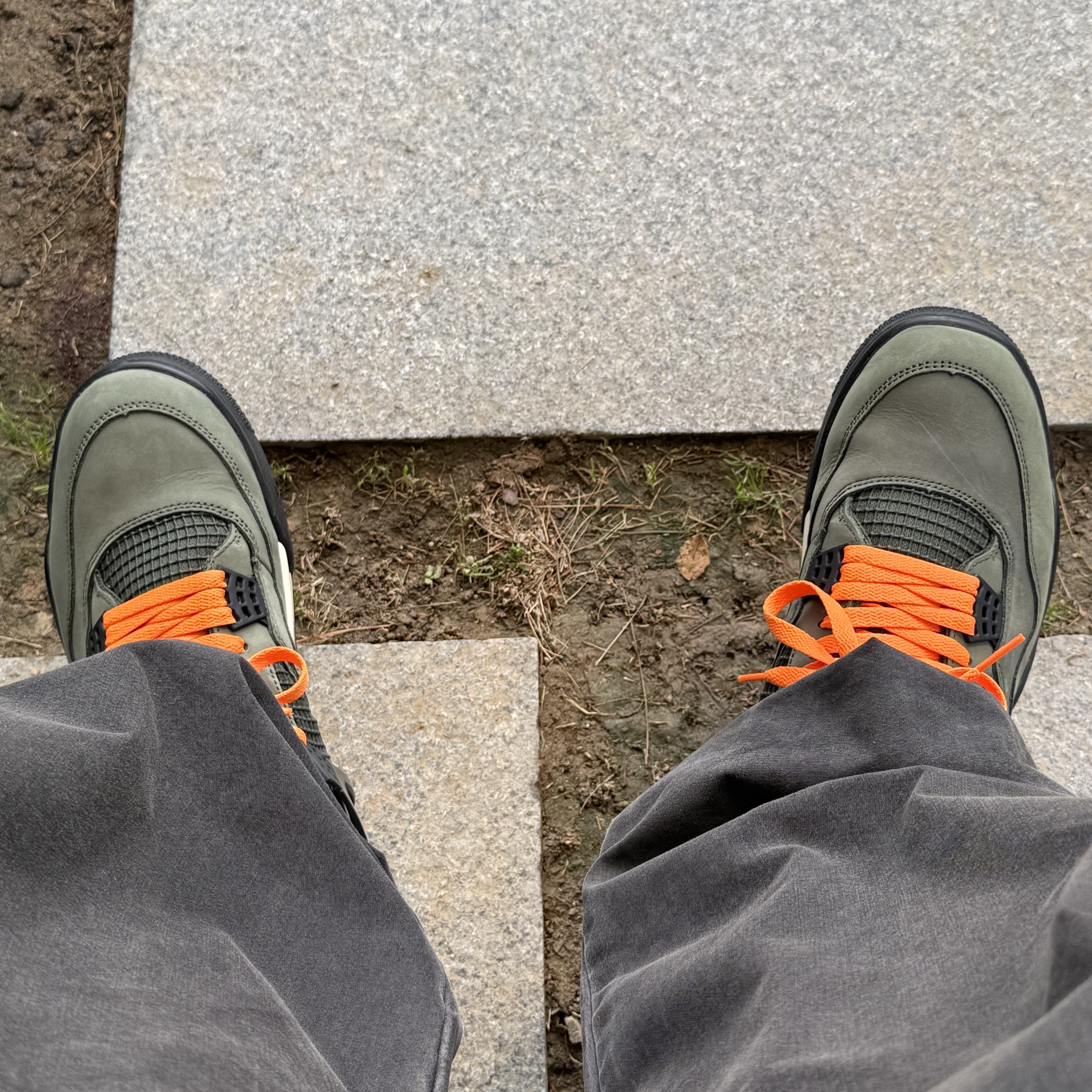 Jordan 4 x Undefeated Retro OG SP Deep Green and Clementine 착용 스타일 - 3