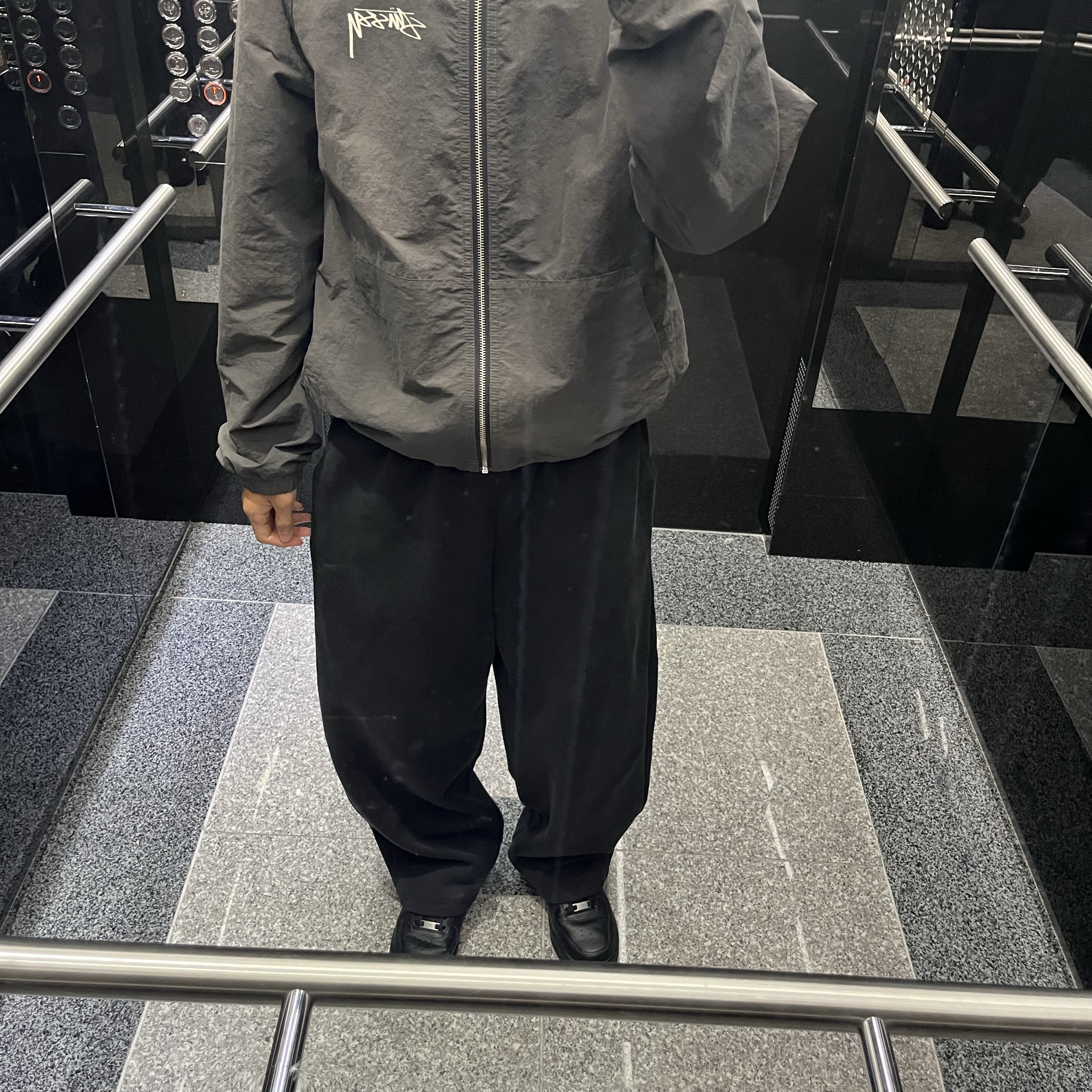 Stussy Wave Dye Beach Shell Jacket Black, Uniqlo C Sweat Wide Pants Black - KR 착용 스타일