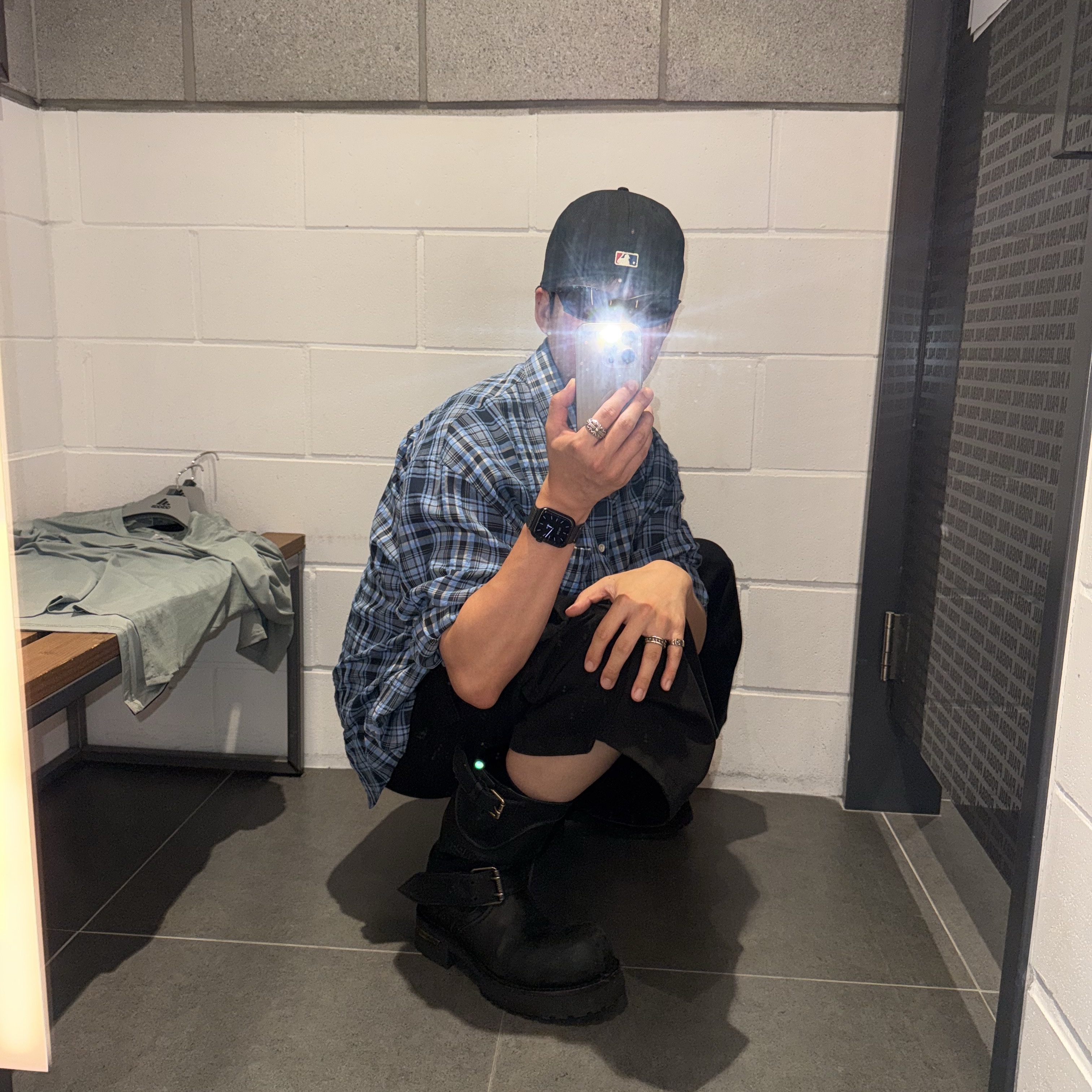 New Era x Fear of God Essentials MLB 59FIFTY Fitted Cap Black, Nonnod Side Cargo Shorts Vintage Black 착용 스타일 - 1