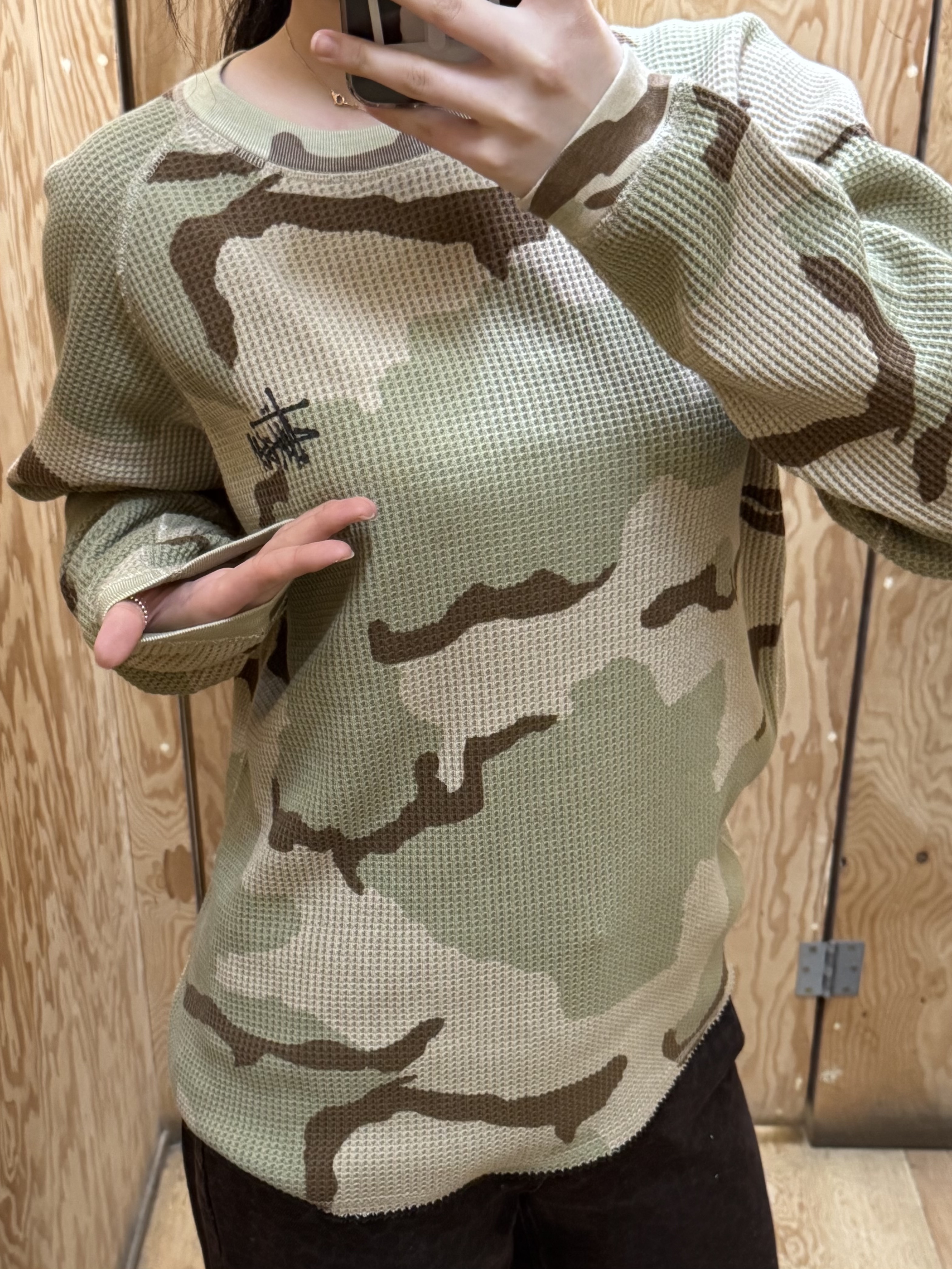 Stussy Raglan Thermal LS Crew Sand Camo 착용 스타일