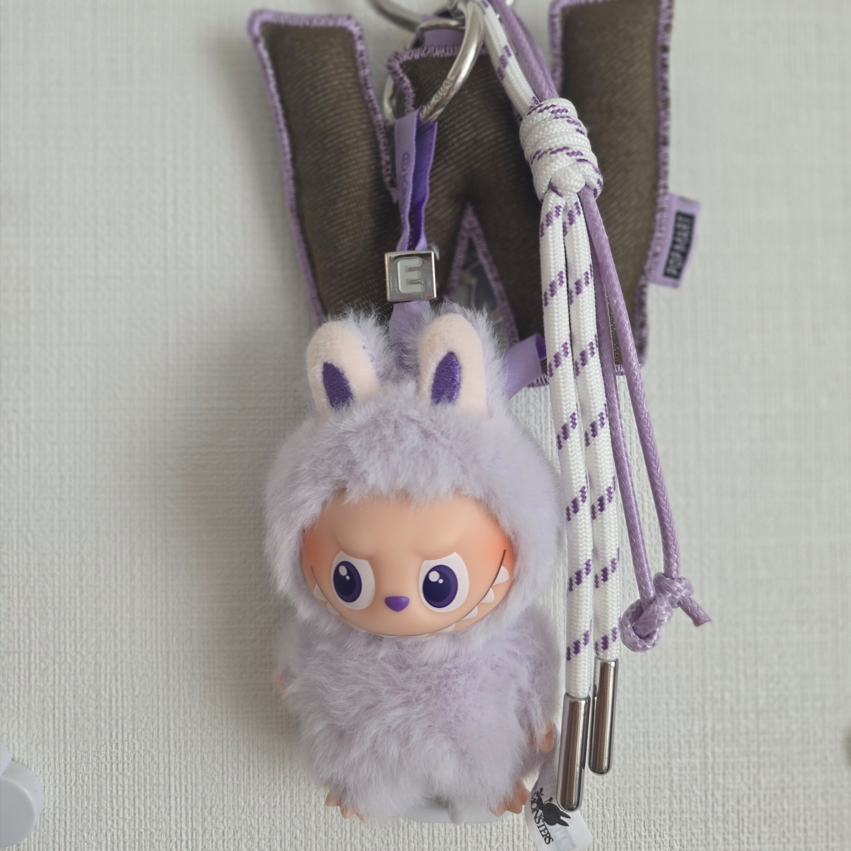 Pop Mart Labubu The Monsters Pin For Love Series Vinyl Plush Pendant Sealed Case (A-M) (1 Blind Box) 착용 스타일