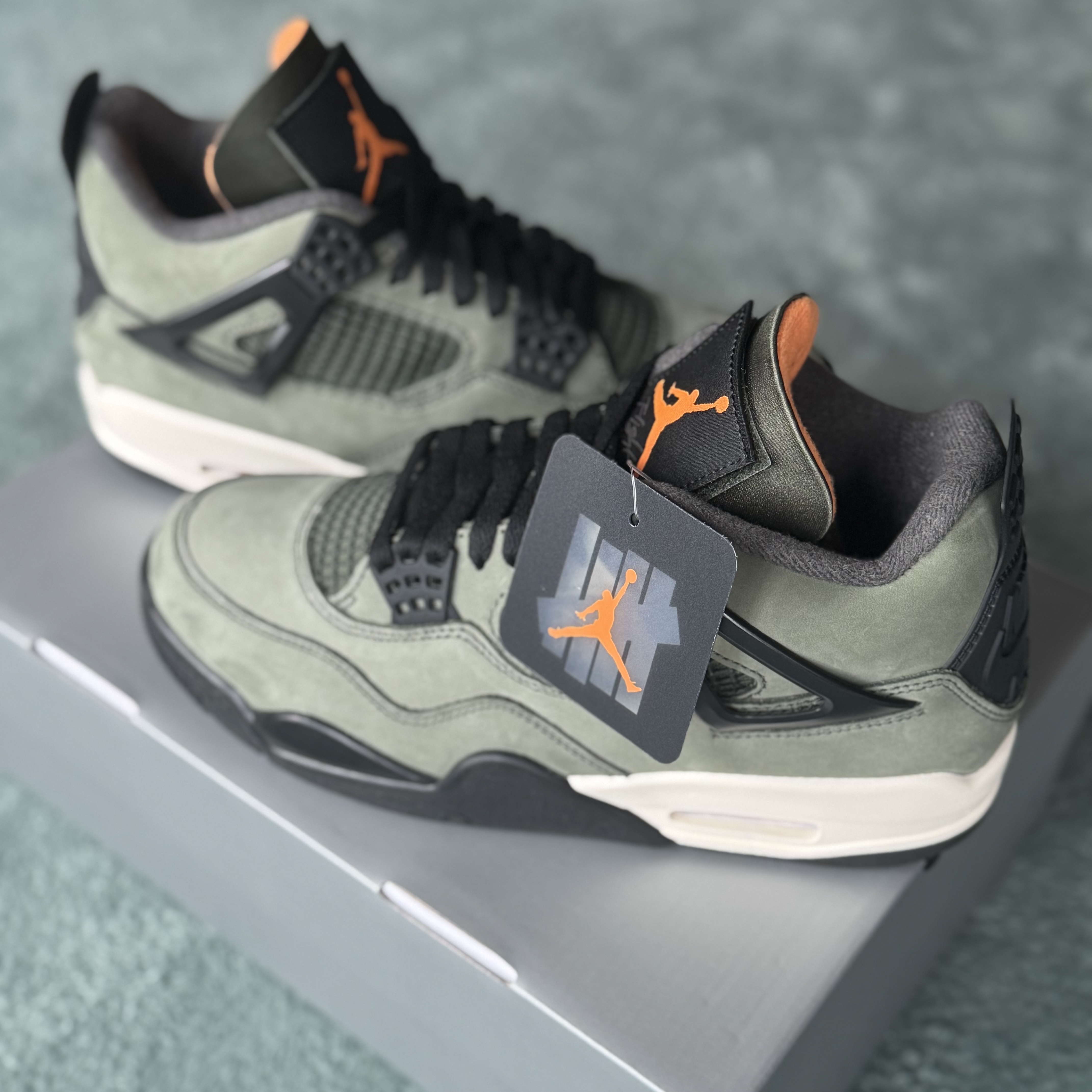 Jordan 4 x Undefeated Retro OG SP Deep Green and Clementine 착용 스타일 - 3