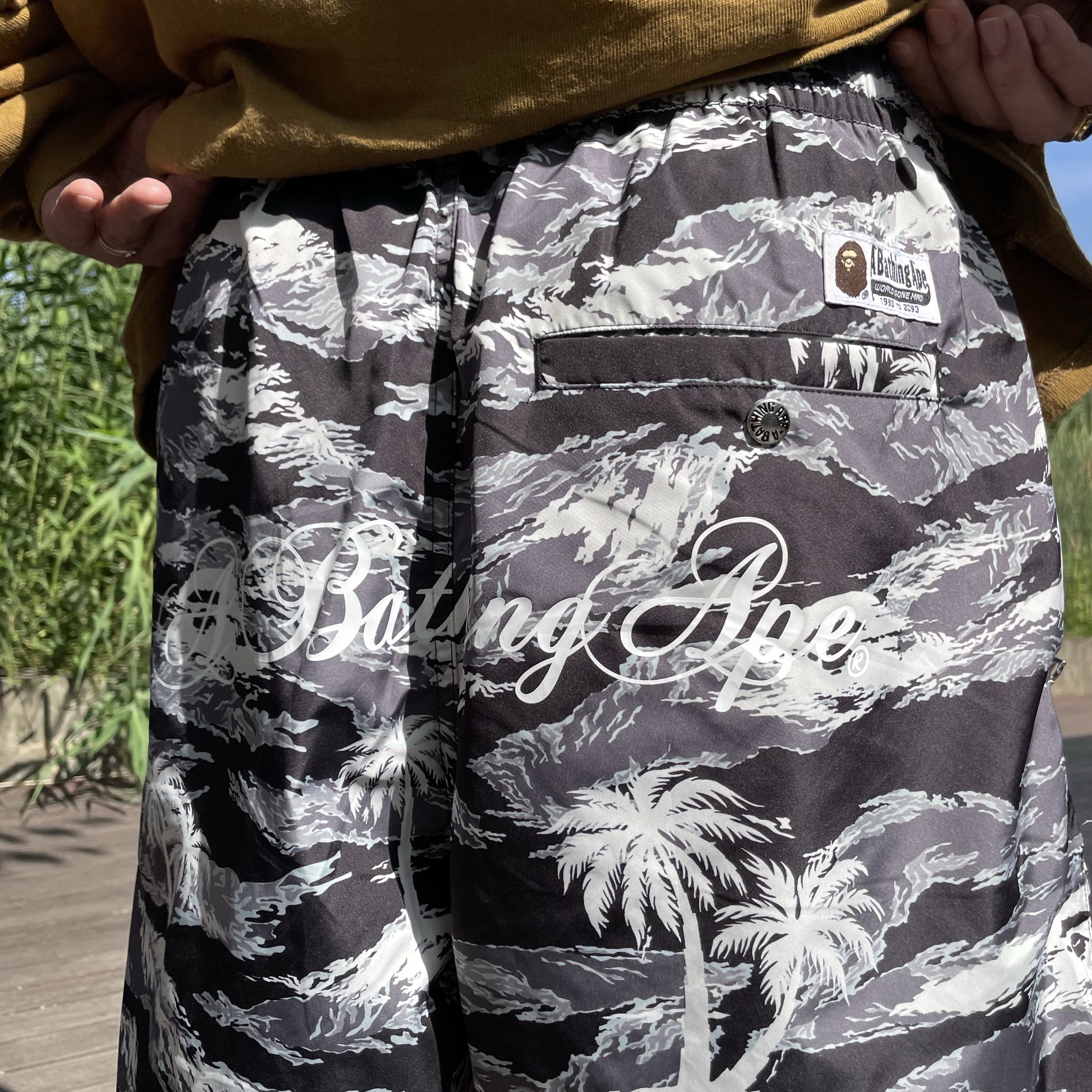 BAPE Palm Tree Camo Relaxed Fit Beach Shorts Black 착용 스타일 - 2