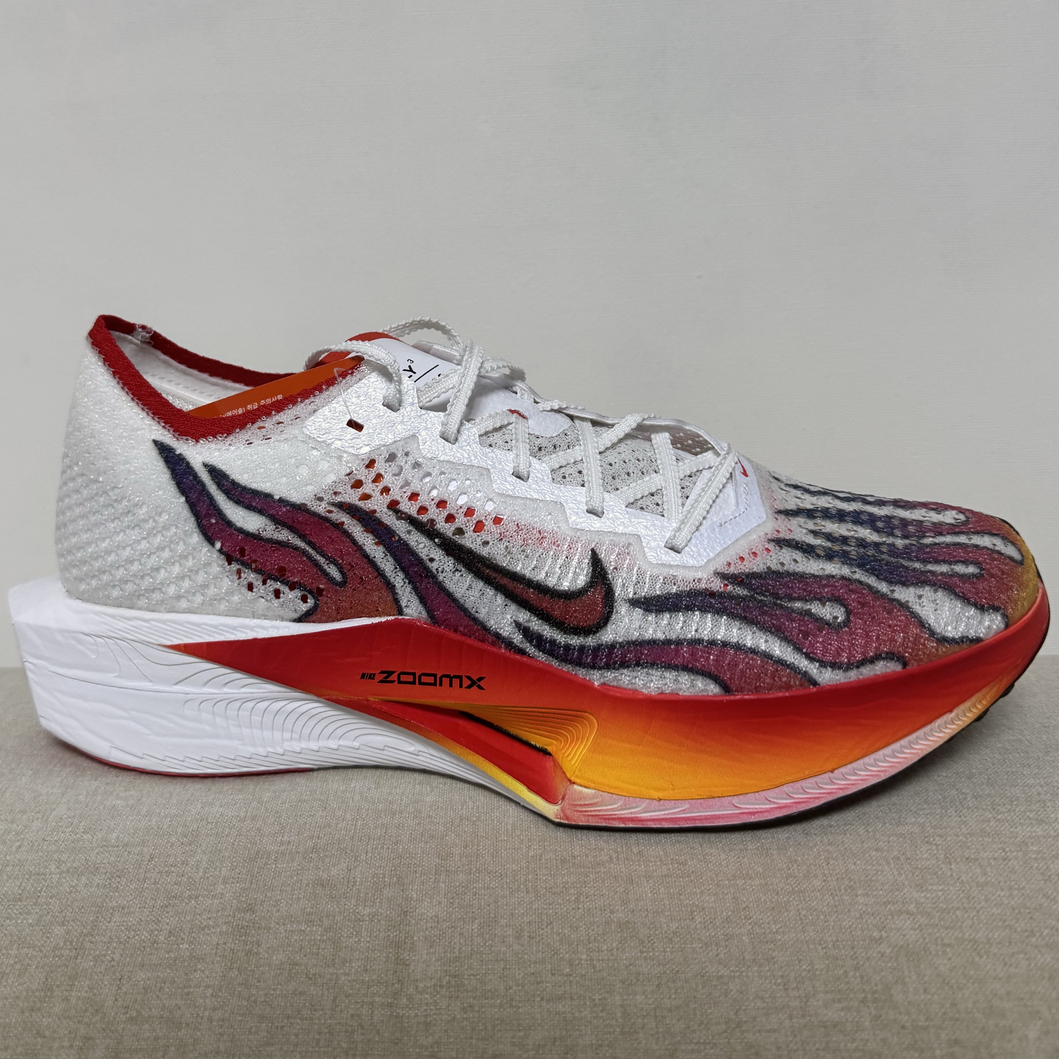 Nike ZoomX Vaporfly Next% 3 PRM White Habanero Red 착용 스타일 - 2
